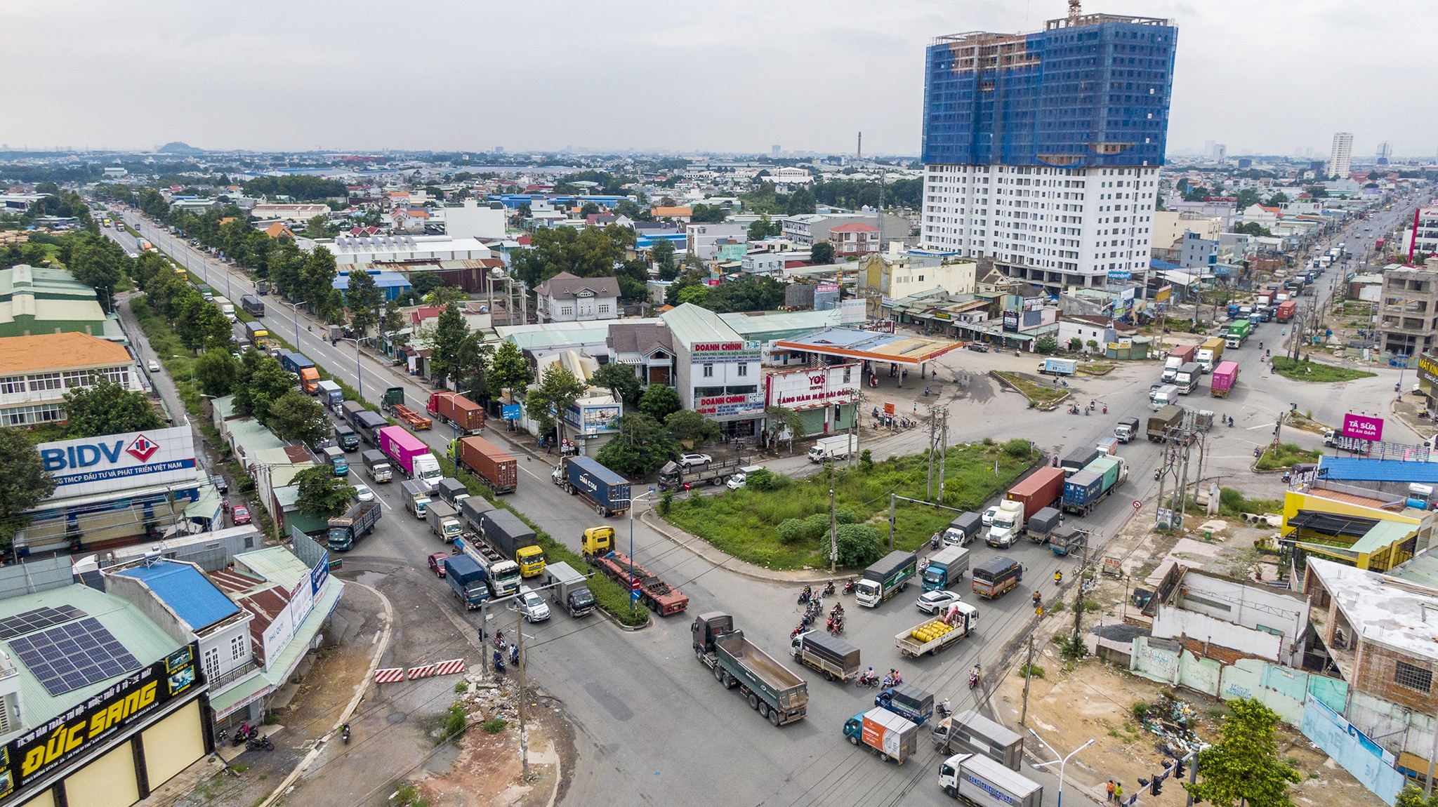 Binh Duong noi long gian cach anh 9