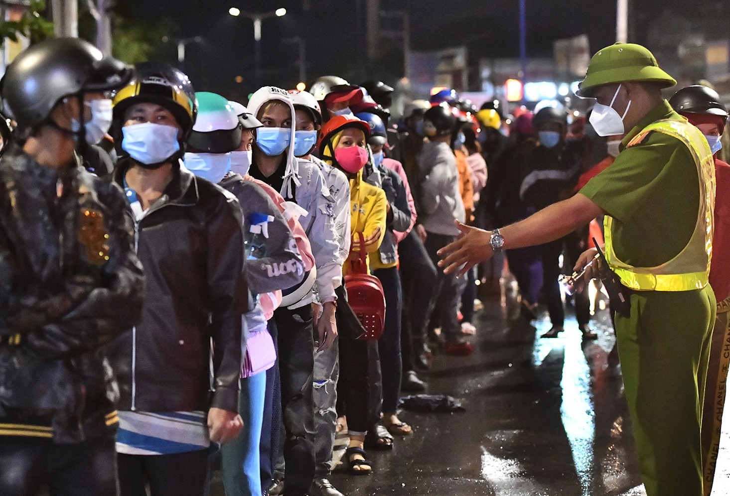 Un u o diem test Covid-19 giap ranh Binh Duong - TP.HCM hinh anh