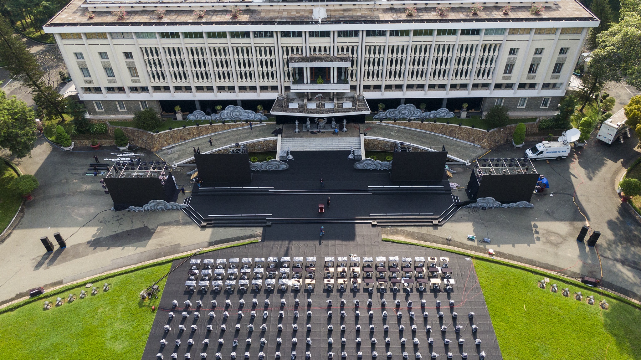 Dinh Thong Nhat truoc Le tuong niem nguoi tu vong vi Covid-19 hinh anh