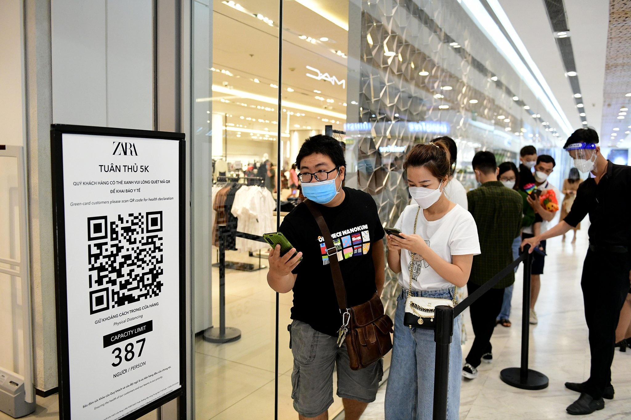 Nguoi dan TP.HCM mua sam dip Black Friday anh 2