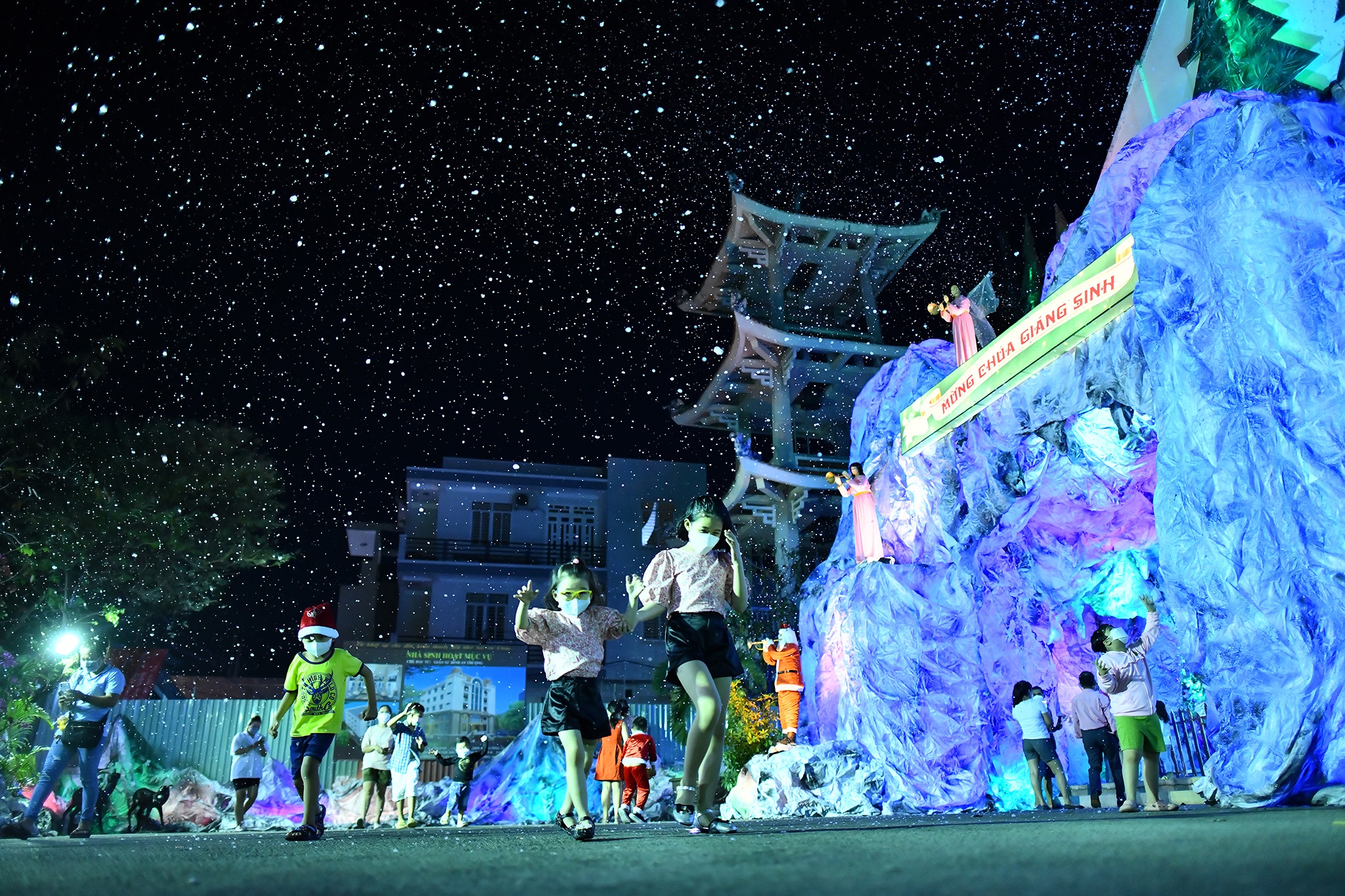 Xom dao Pham The Hien dip Giang sinh anh 2