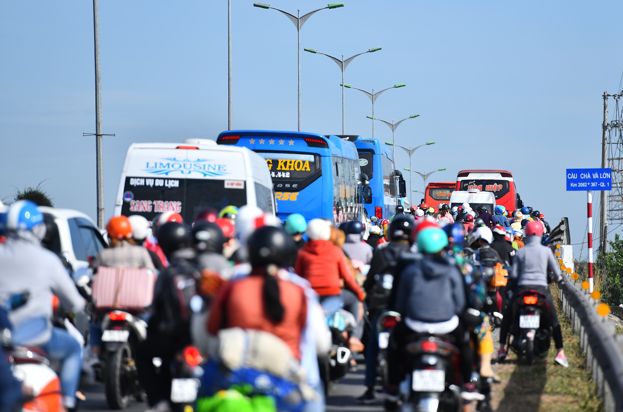 Nguoi mien Tay tro lai TP.HCM lam viec anh 3