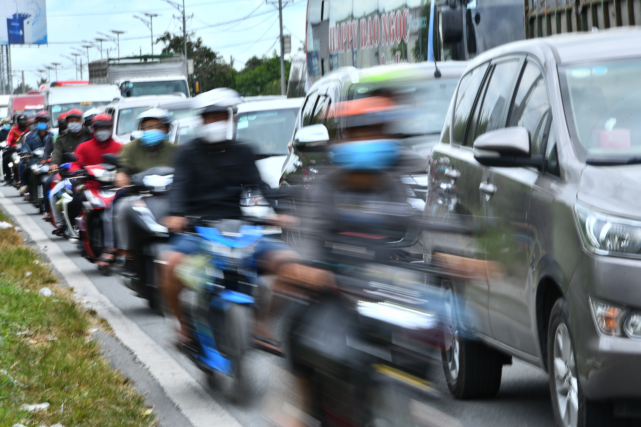 Nguoi mien Tay tro lai TP.HCM lam viec anh 6