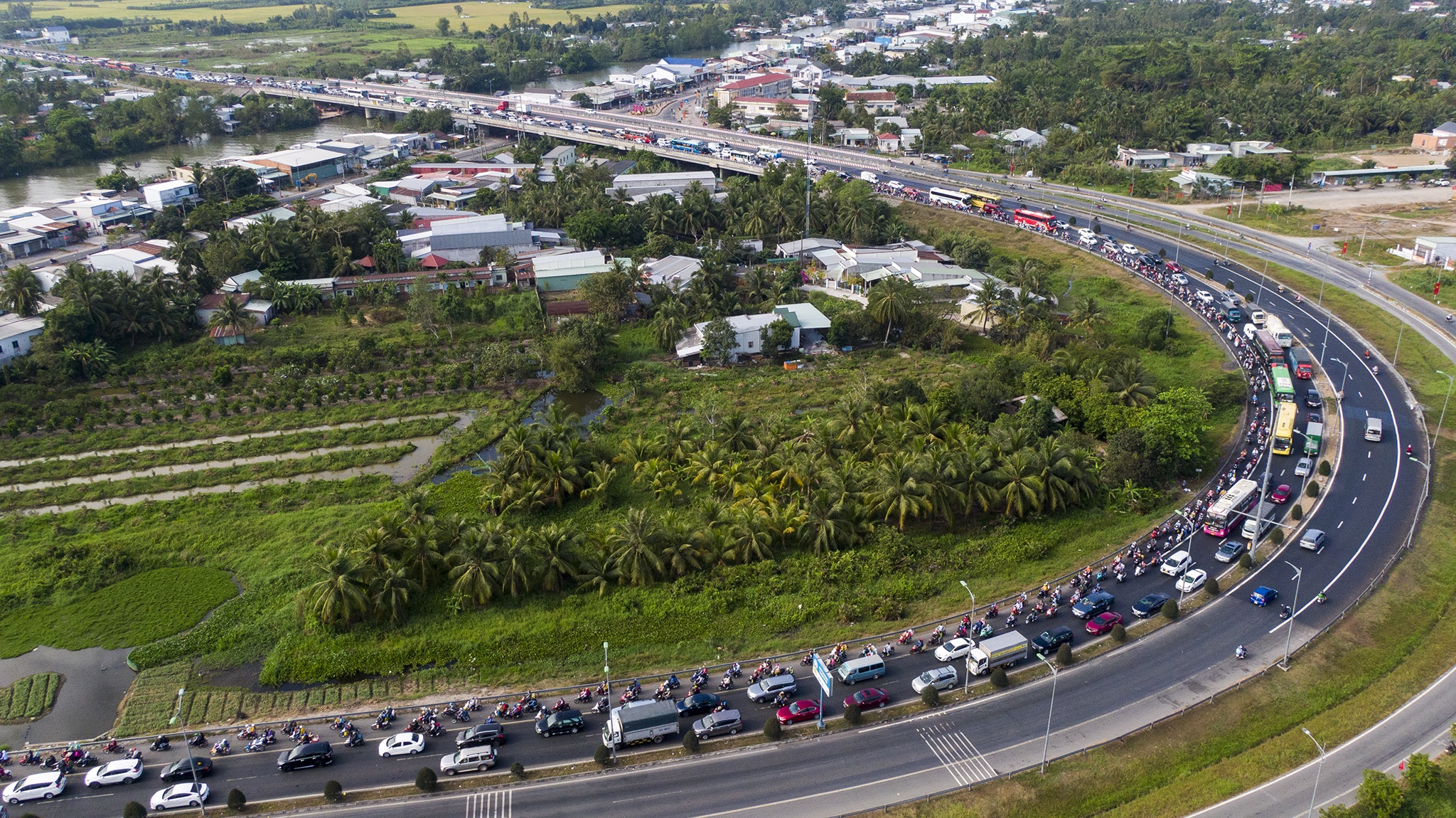 Nguoi mien Tay tro lai TP.HCM lam viec anh 4