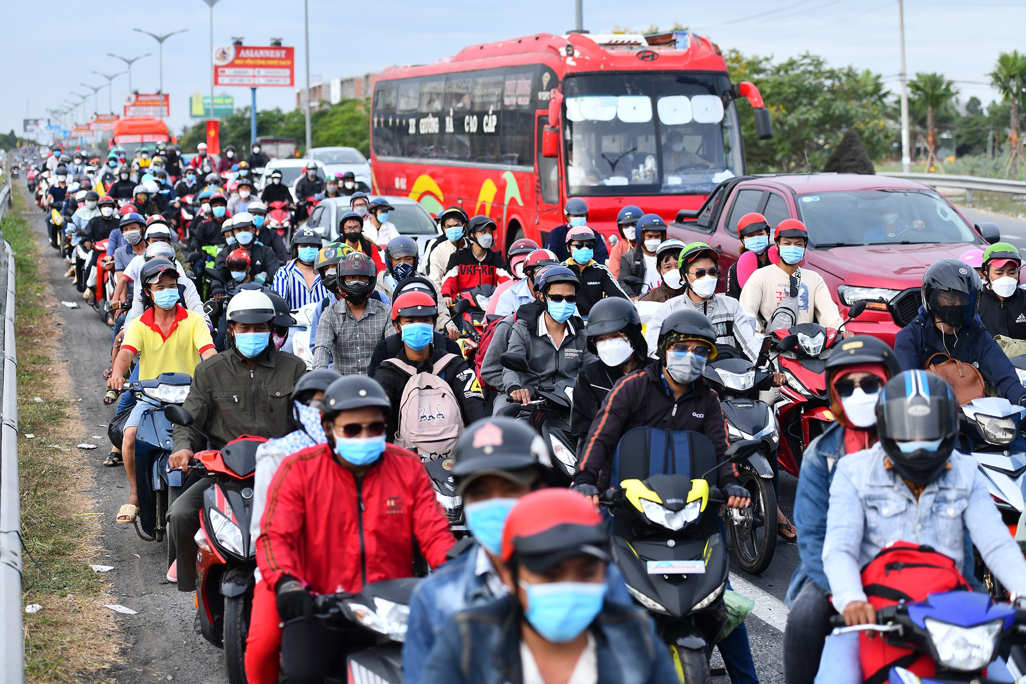 Nguoi mien Tay tro lai TP.HCM lam viec anh 1
