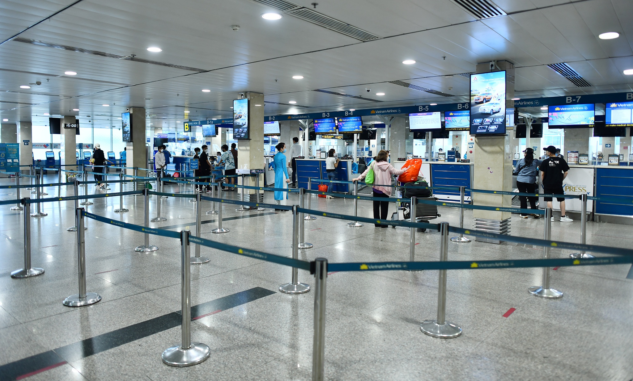 San bay Tan Son Nhat dong duc anh 10