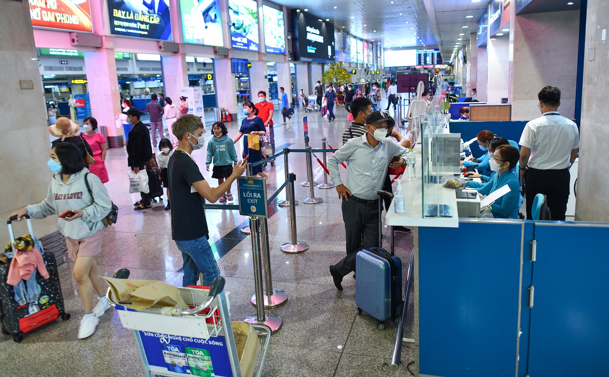 San bay Tan Son Nhat dong duc anh 11