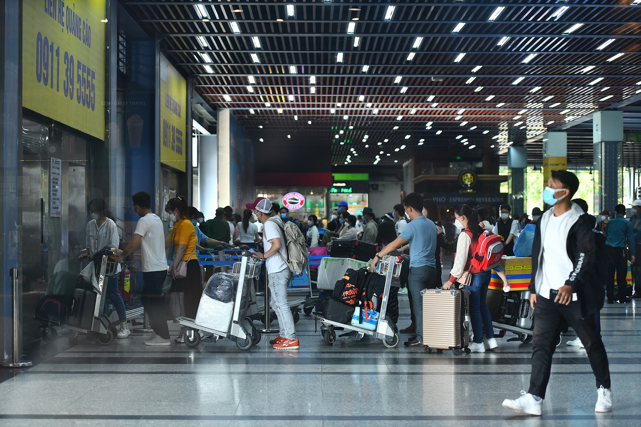 San bay Tan Son Nhat dong duc anh 6