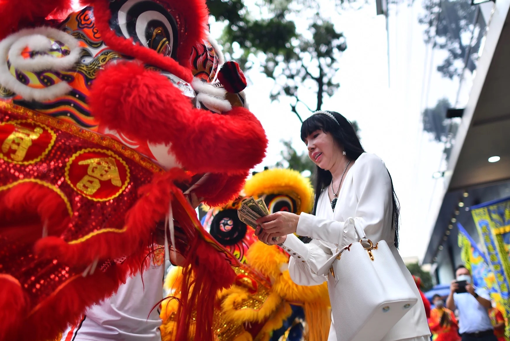 Doanh nghiep TP.HCM dong loat khai truong sau Tet hinh anh