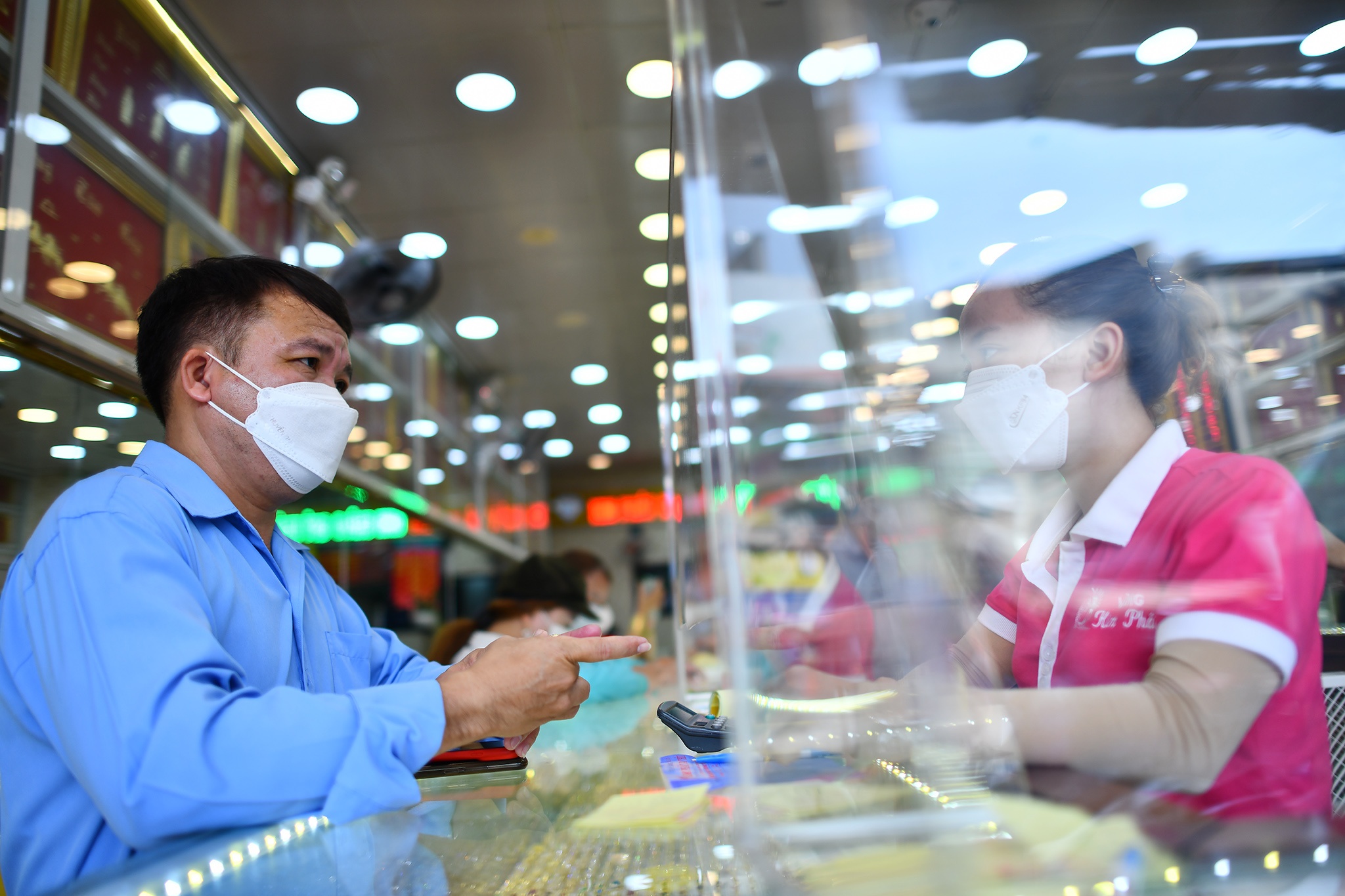 Nguoi dan TP.HCM mua vang anh 8