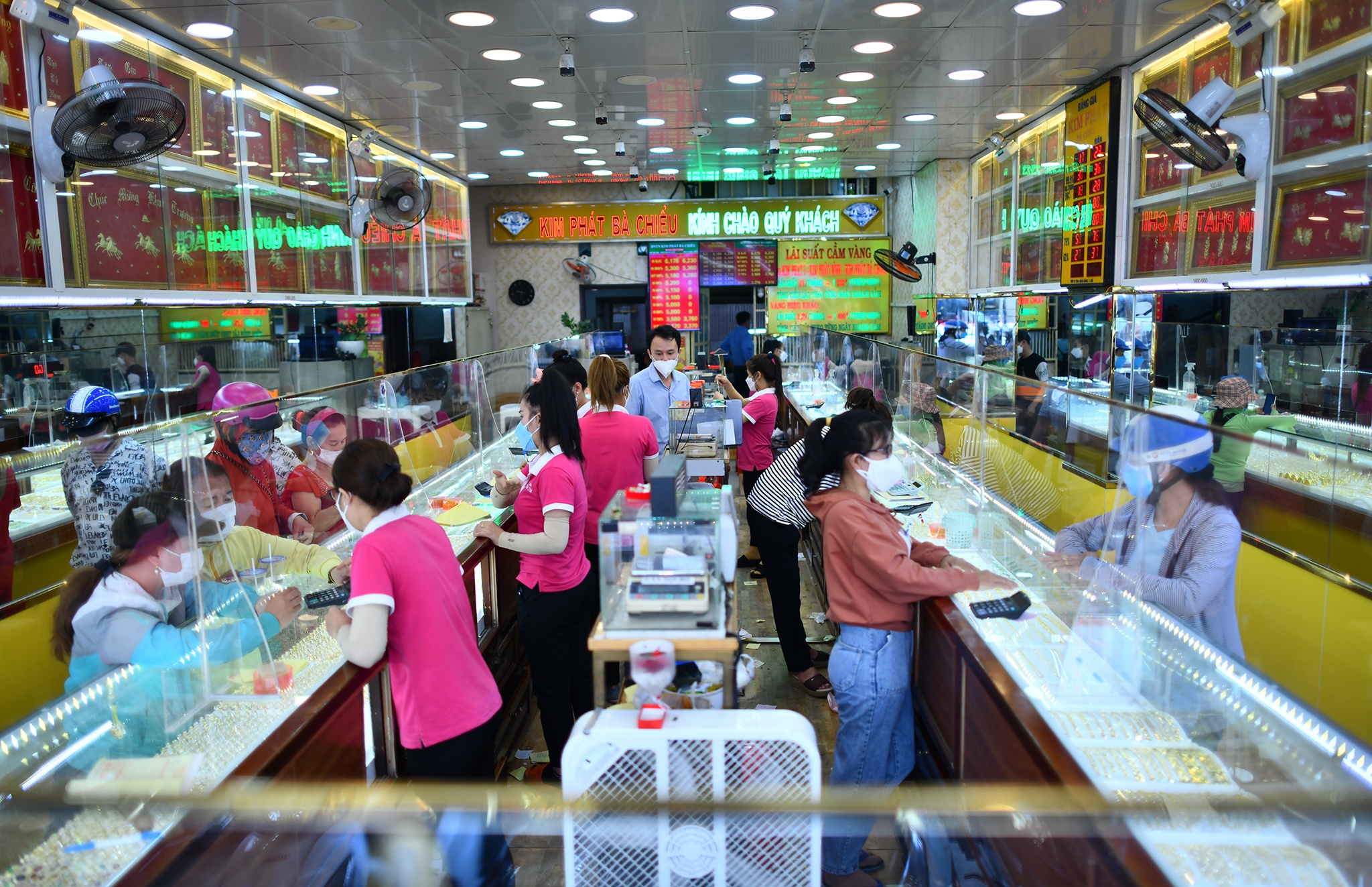 Nguoi dan TP.HCM mua vang anh 9