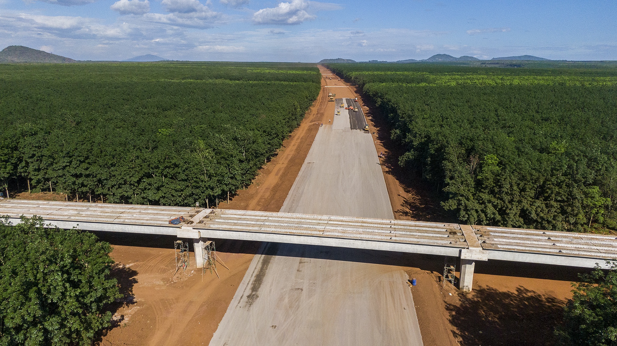 Thi cong cao toc Phan Thiet - Dau Giay anh 10
