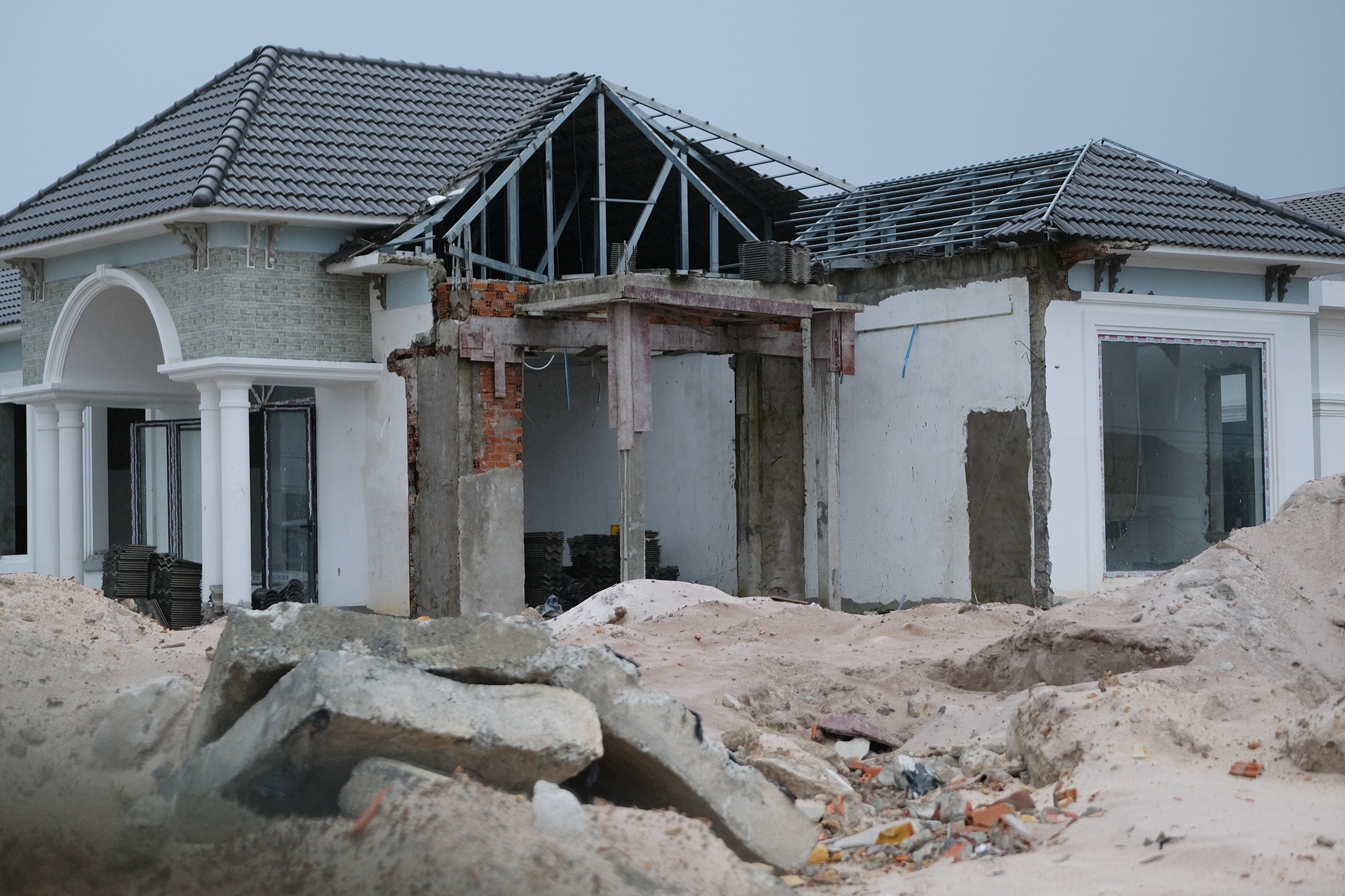 79 biet thu trai phep anh 3