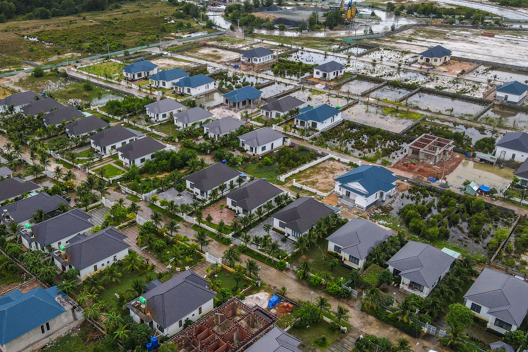 79 biet thu trai phep anh 2