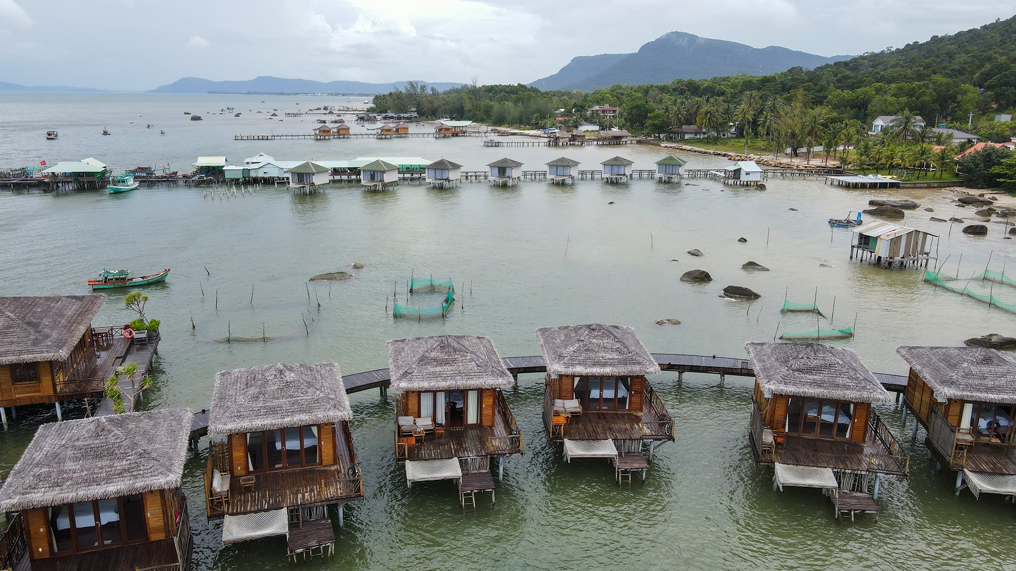 Loat bungalow xay dung trai phep tren bien o Ham Ninh, Phu Quoc hinh anh