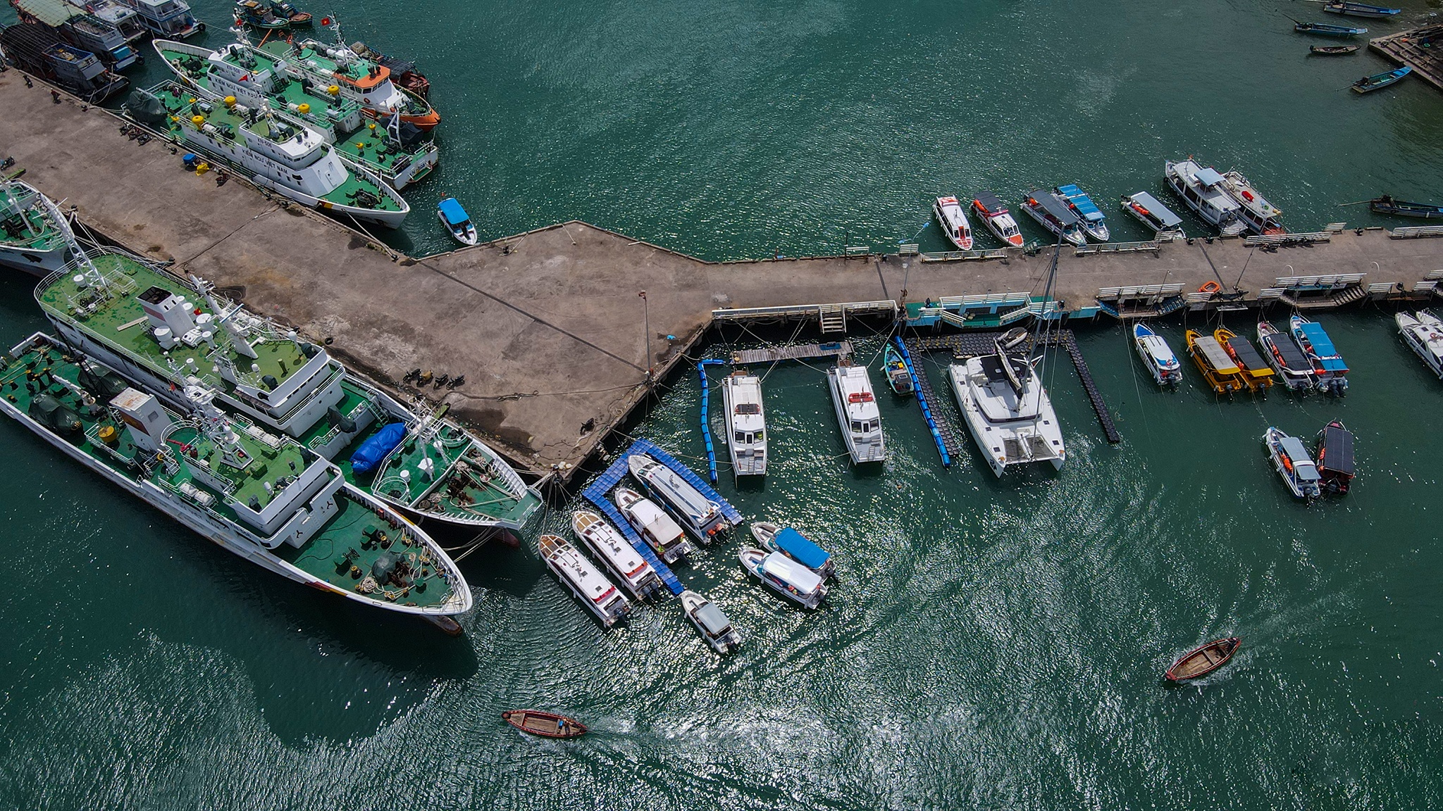 Canh hoang hoa tai cang bien quoc te o Phu Quoc hinh anh