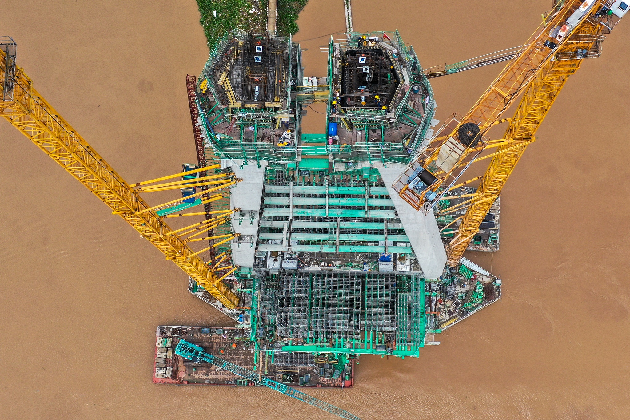 Cong nhan tro lai lam viec binh thuong sau su co tai cau My Thuan 2 hinh anh