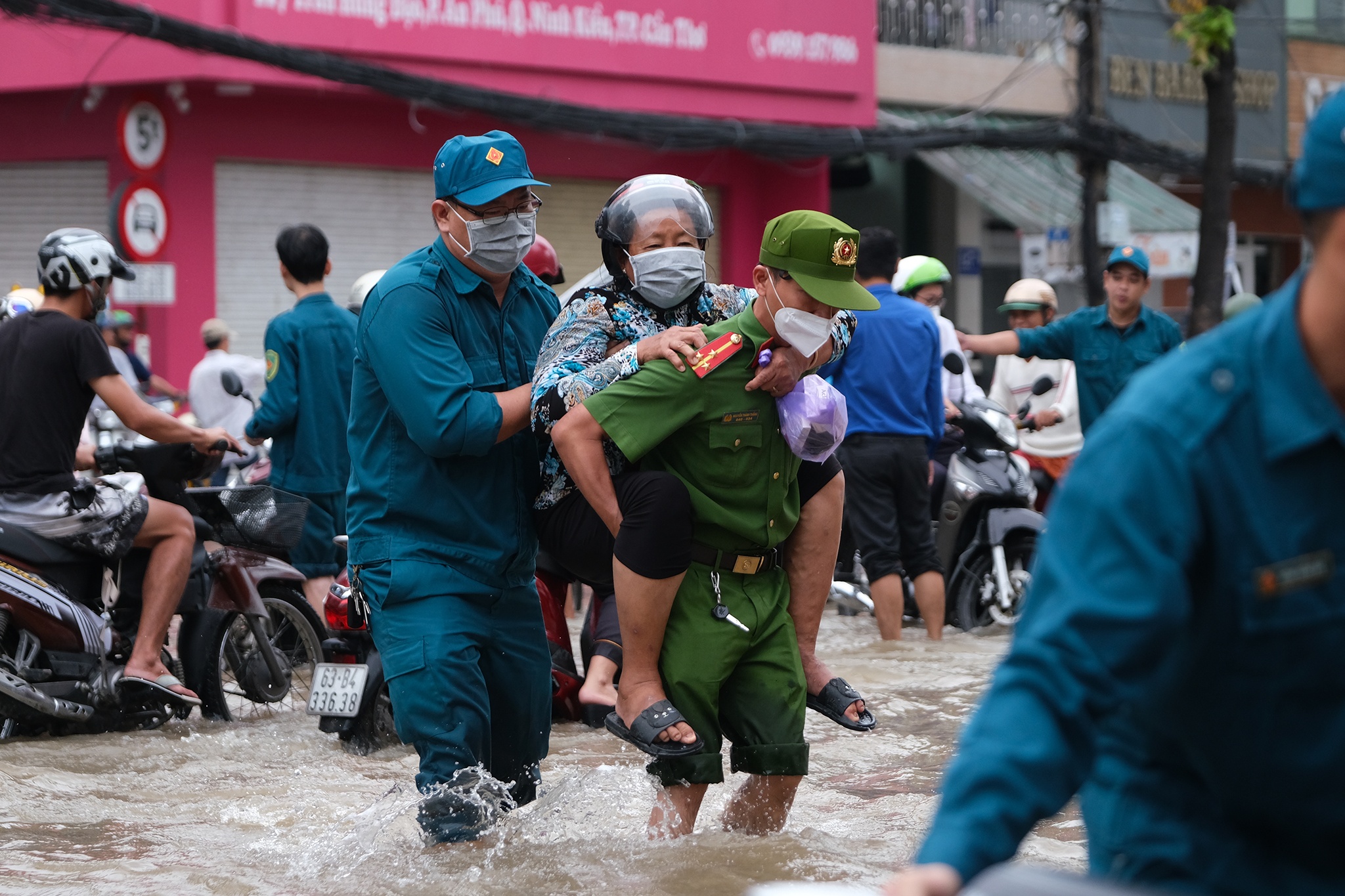 Cong an giup dan anh 4