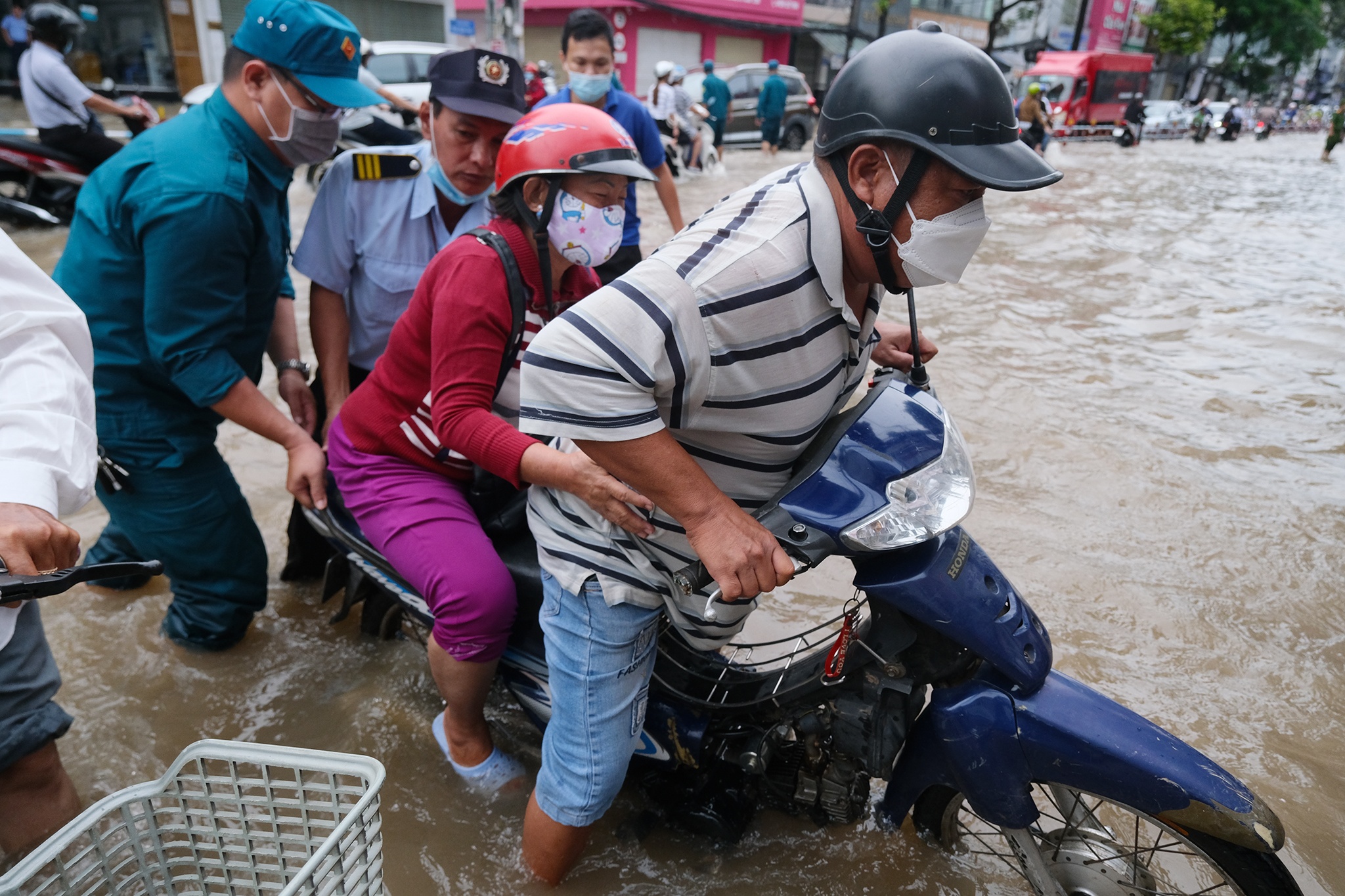 Nguoi dan Can Tho vat lon voi dot trieu cuong lon nhat trong nam hinh anh