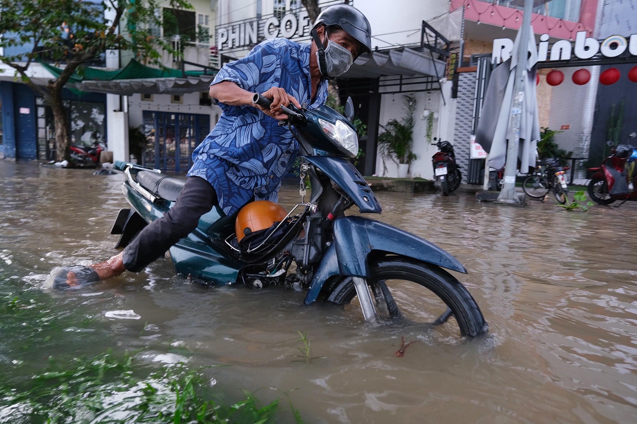 Nguoi Can Tho dap bo ngan trieu cuong, nuoc ngap sau den yen xe may hinh anh