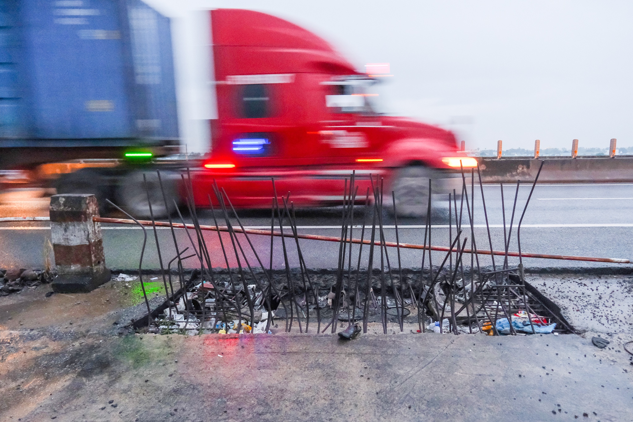 Hien trang xuong cap o cao toc TP.HCM - Trung Luong hinh anh