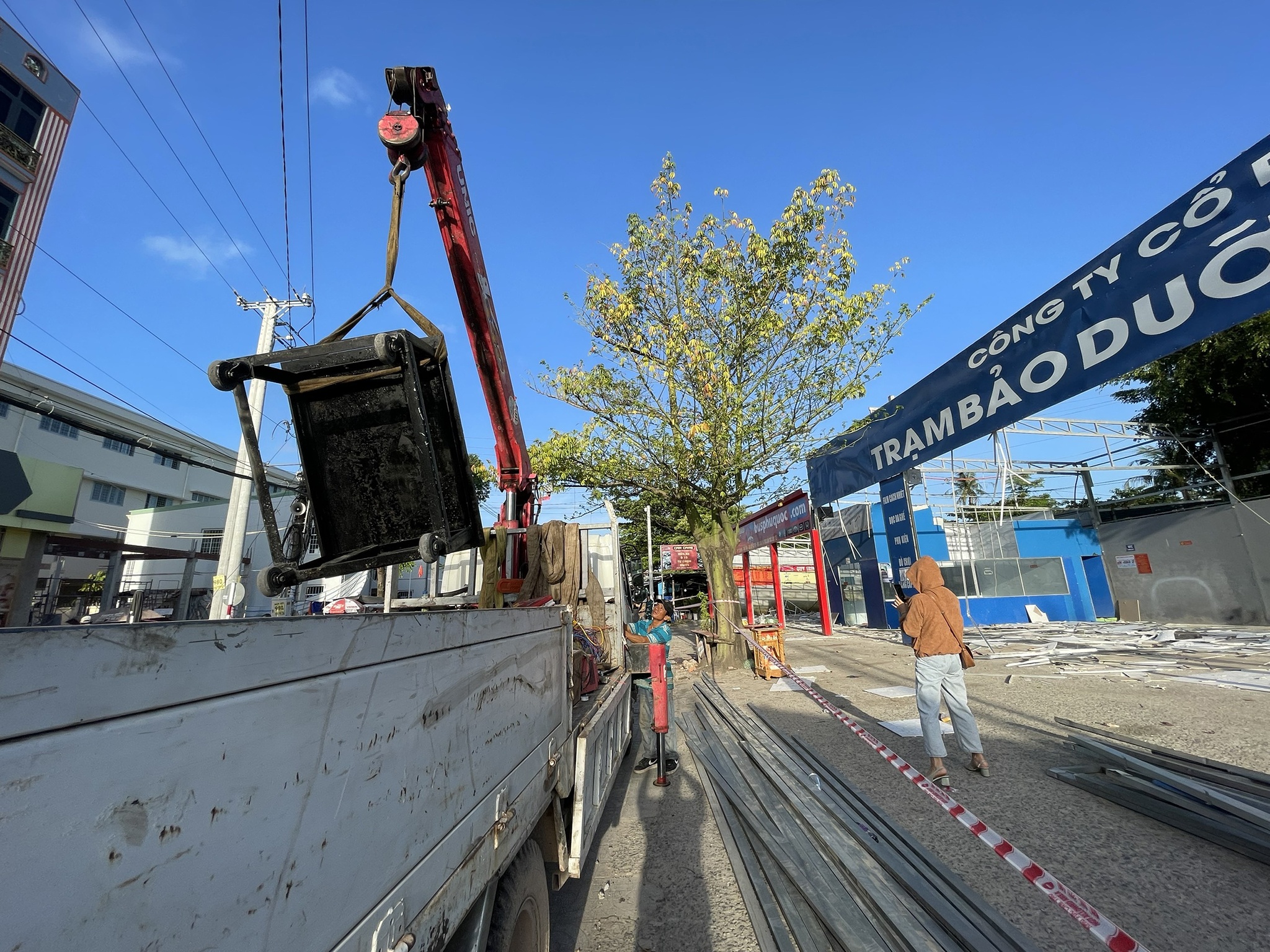 Cuong che ben xe buyt anh 14