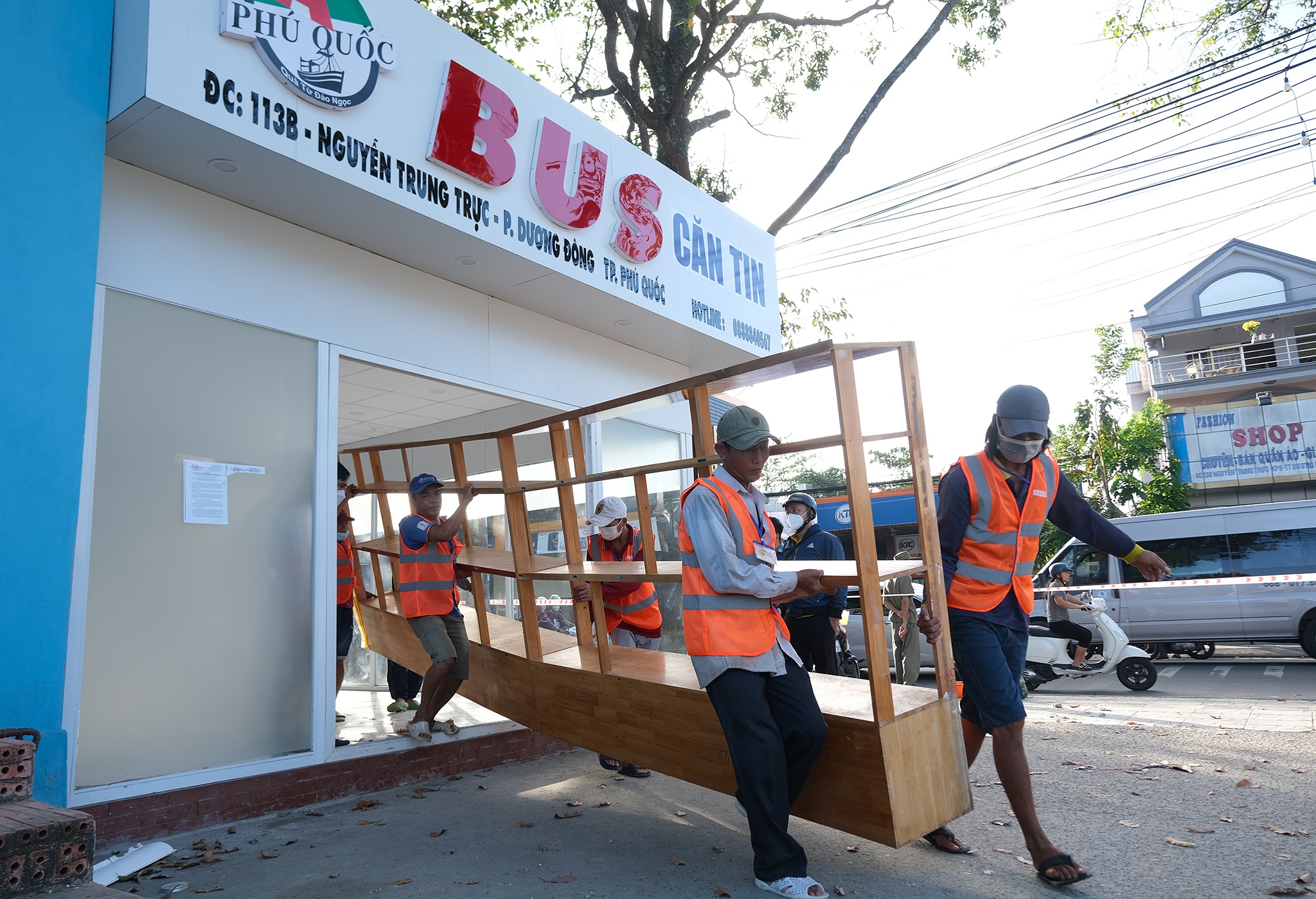 Cuong che ben xe buyt anh 4