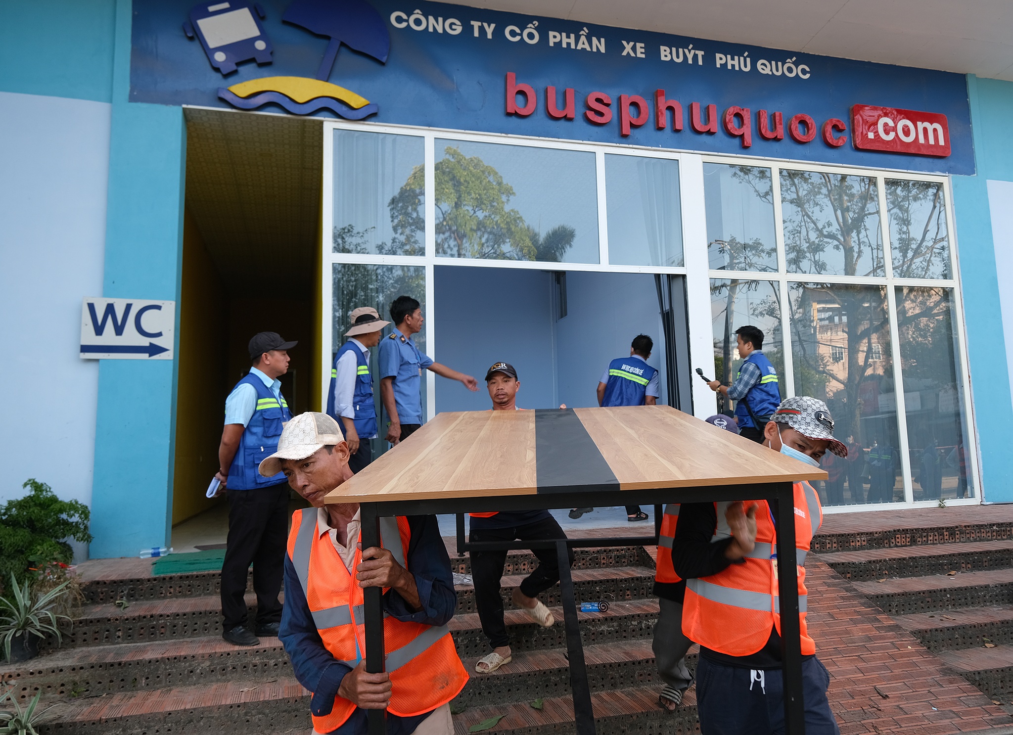 Cuong che ben xe buyt anh 2