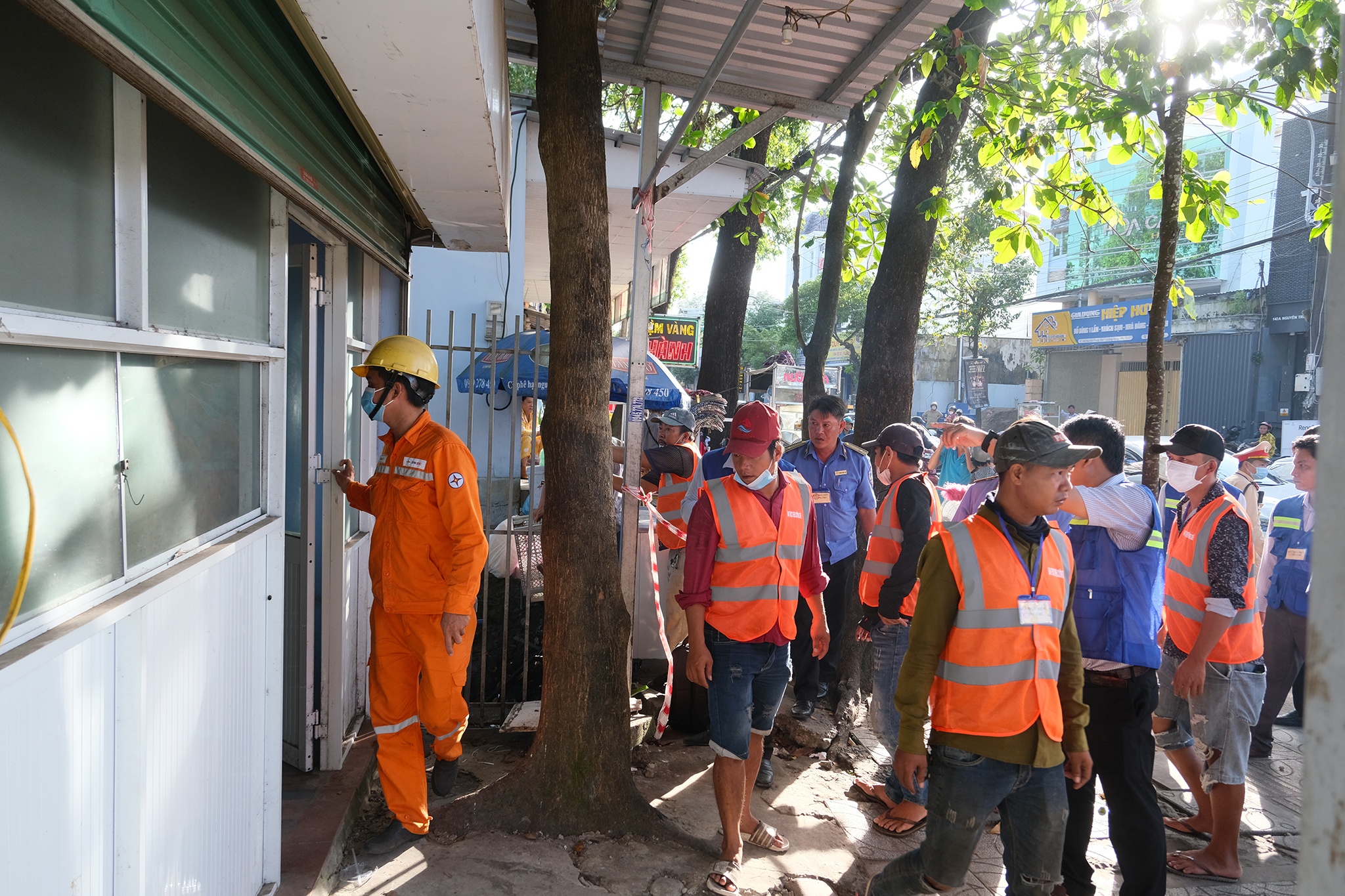 Cuong che ben xe buyt anh 1