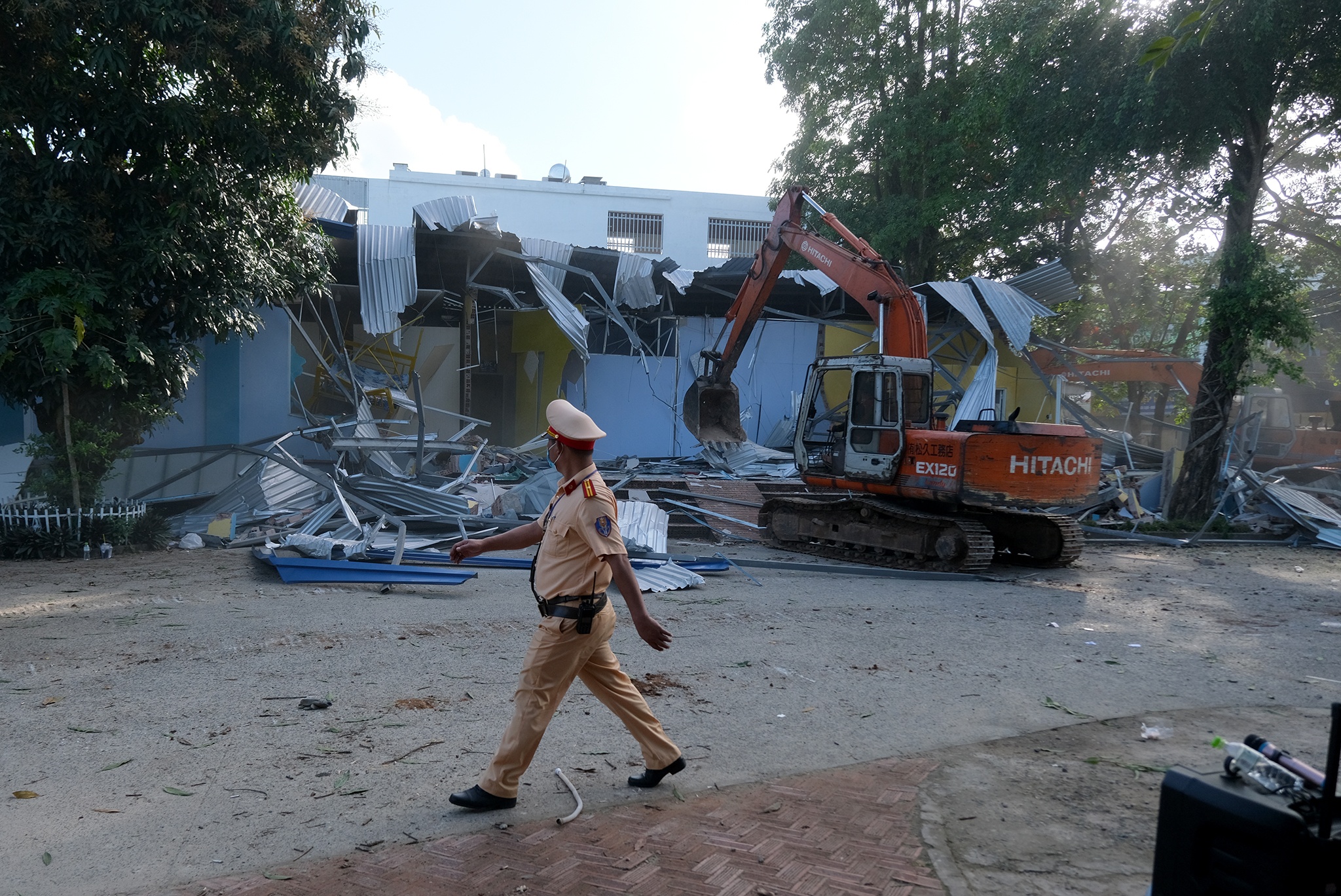 Cuong che ben xe buyt anh 12