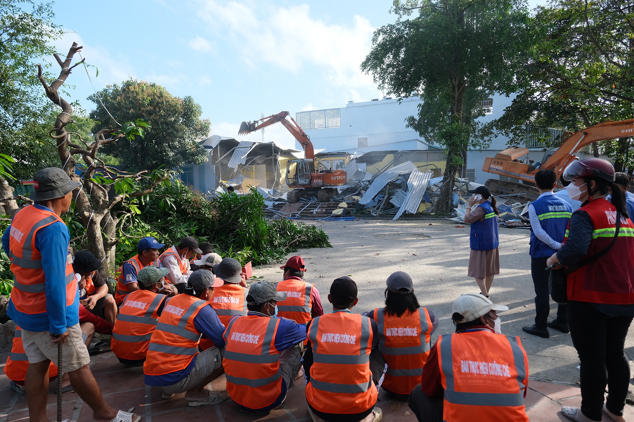 Cuong che ben xe buyt anh 5