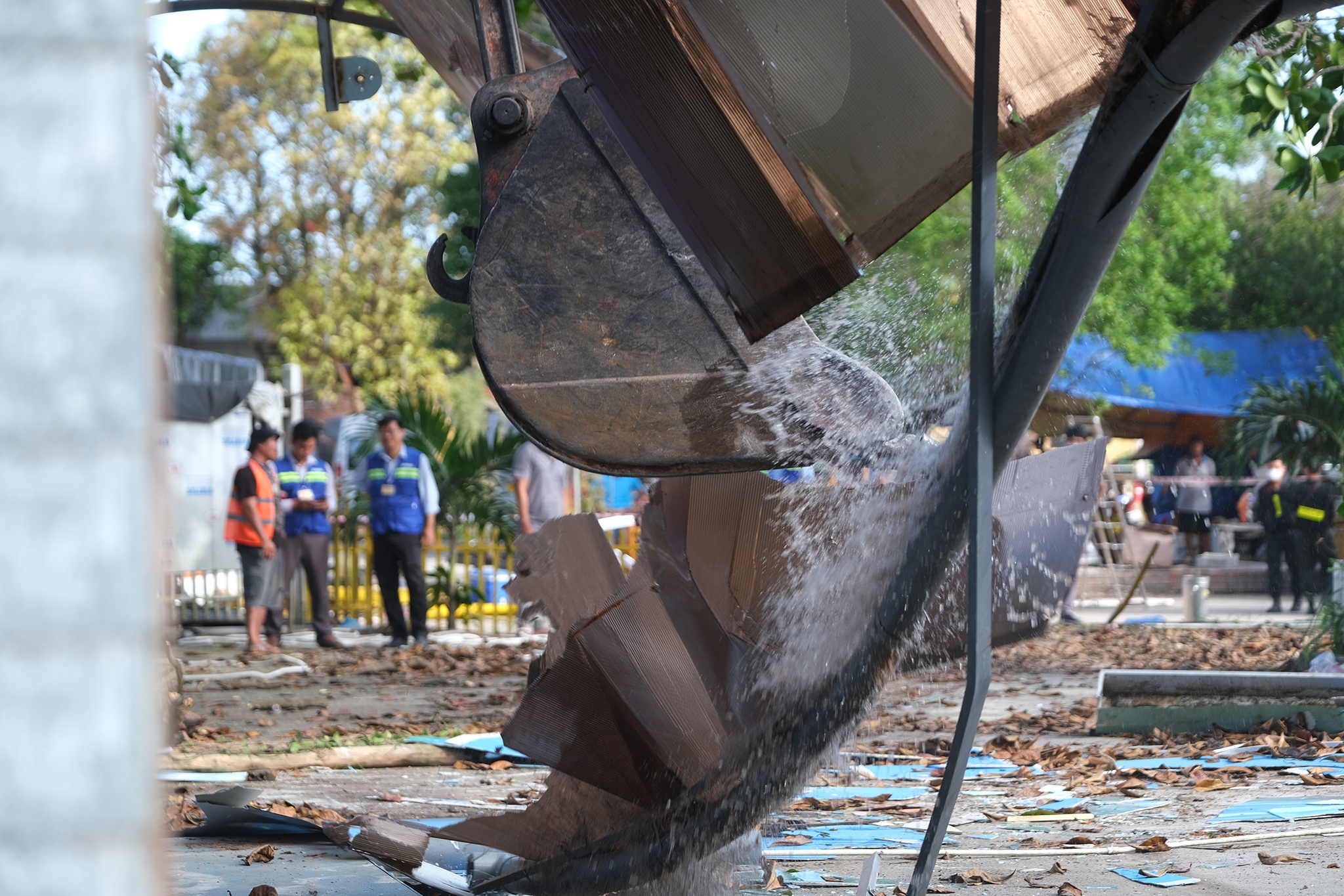 Cuong che ben xe buyt anh 11