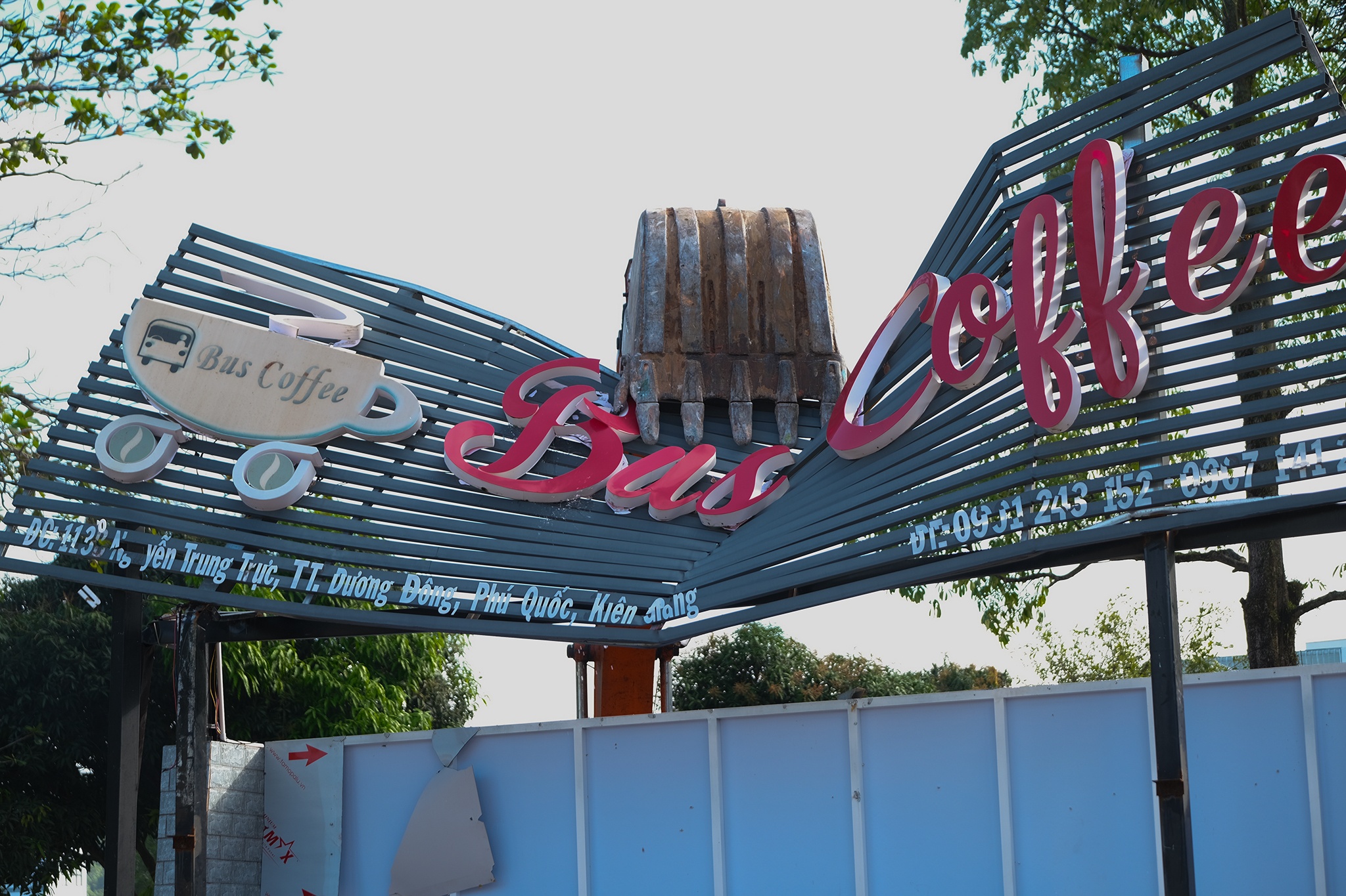 Cuong che ben xe buyt rong 3.000 m2 xay trai phep o Phu Quoc hinh anh