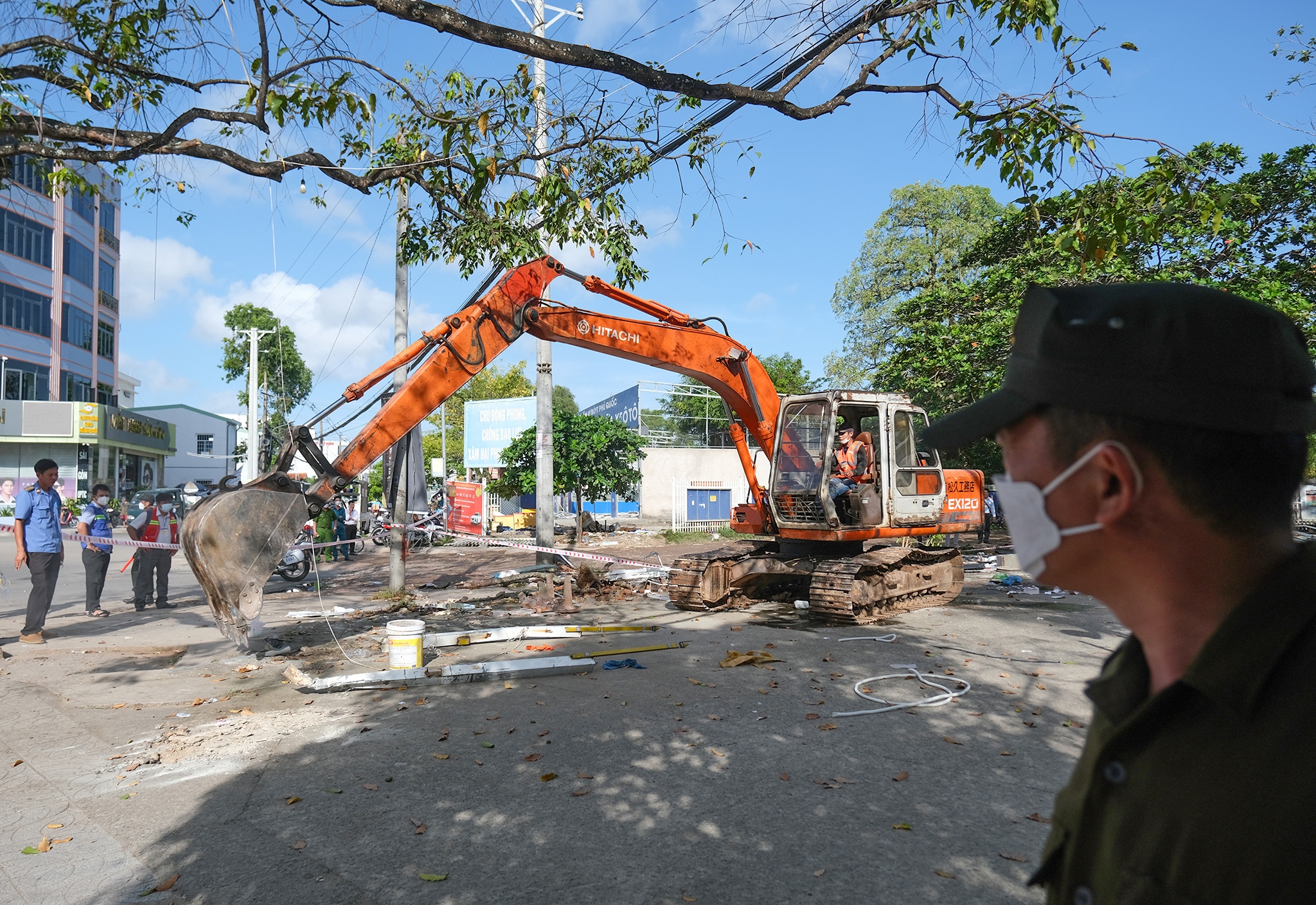 Cuong che ben xe buyt anh 7