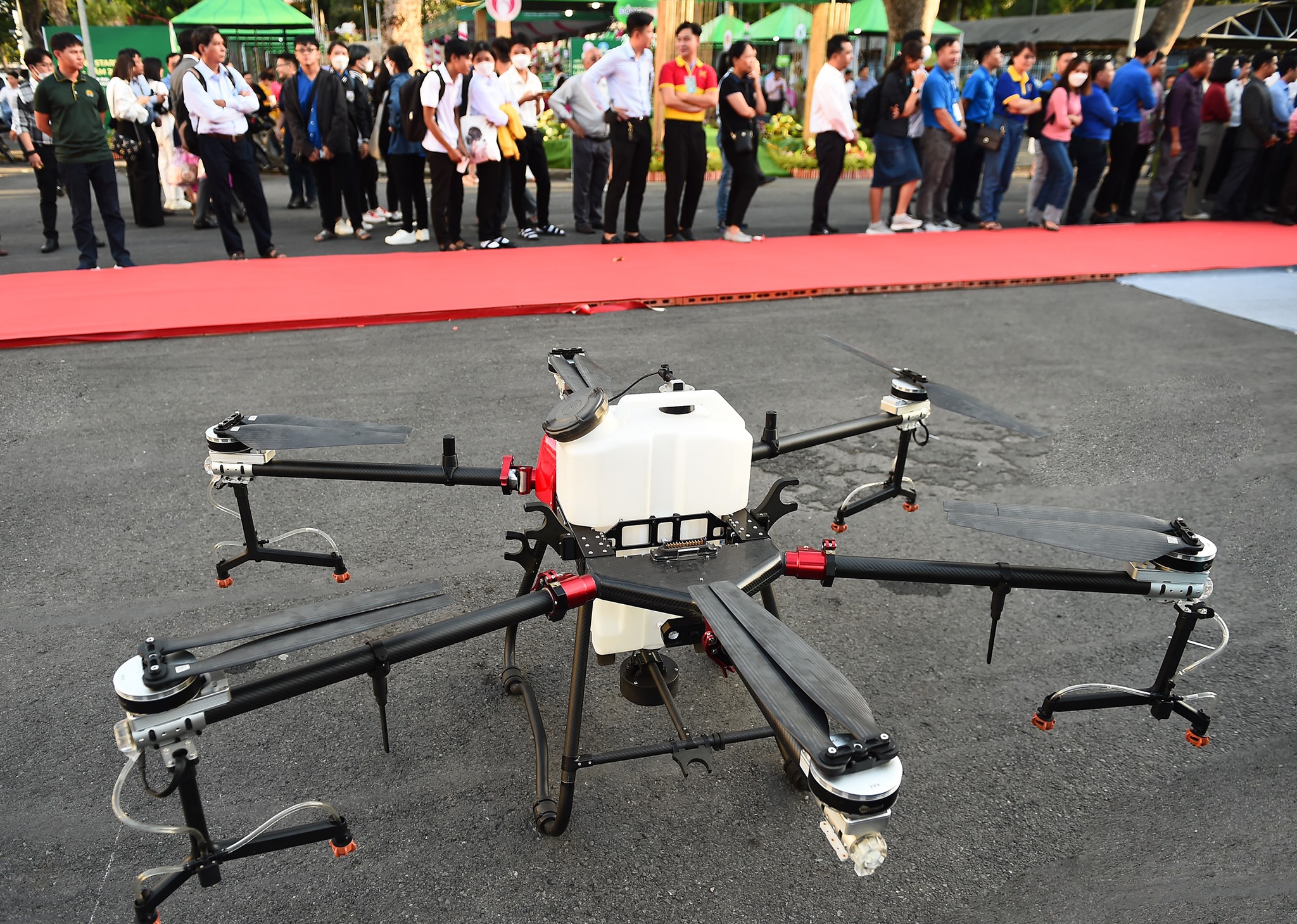 Loat may bay khong nguoi lai phun thuoc lua o mien Tay hinh anh