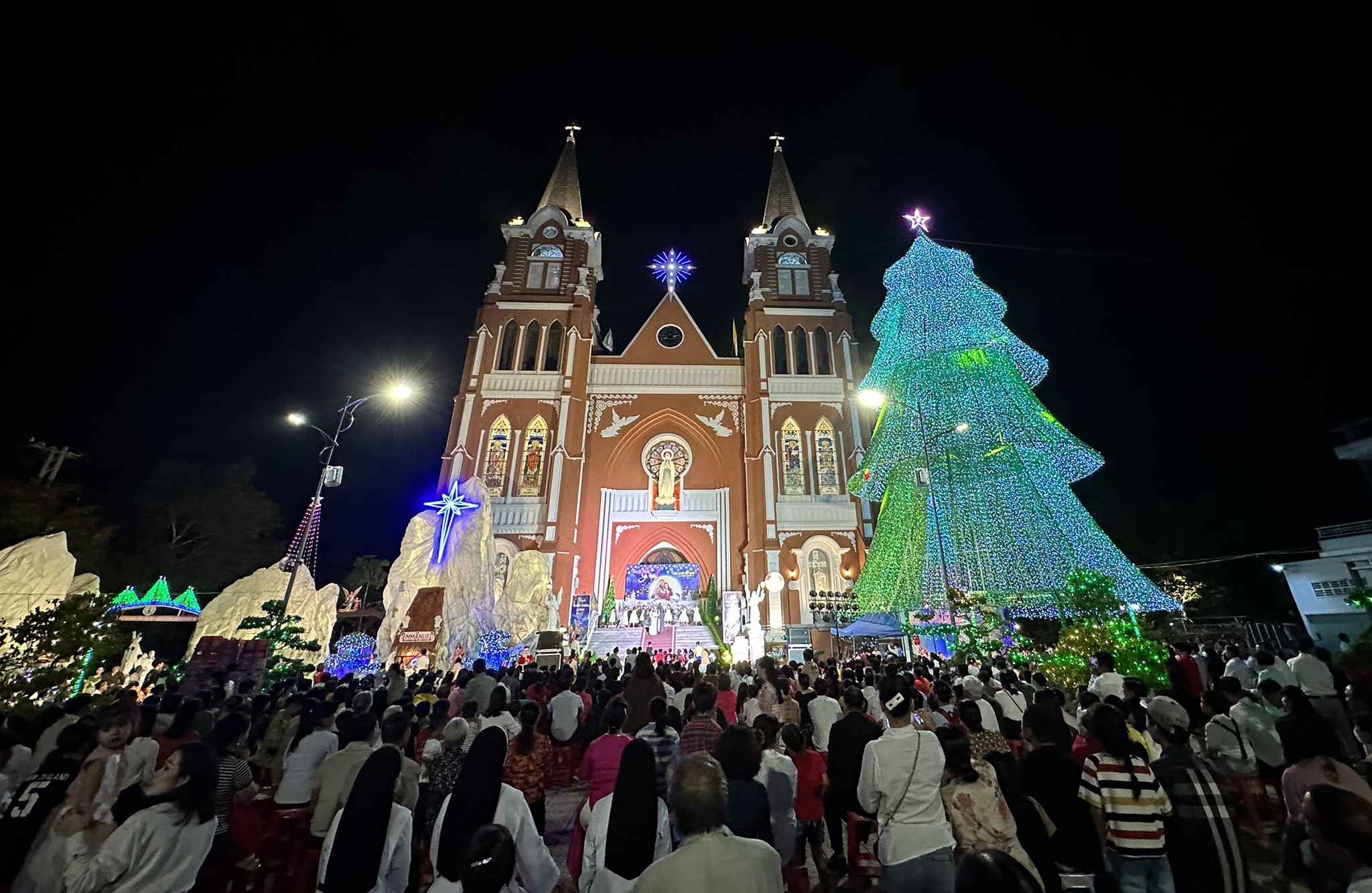 Bien nguoi do ve nha tho mung Giang sinh o mien Tay hinh anh