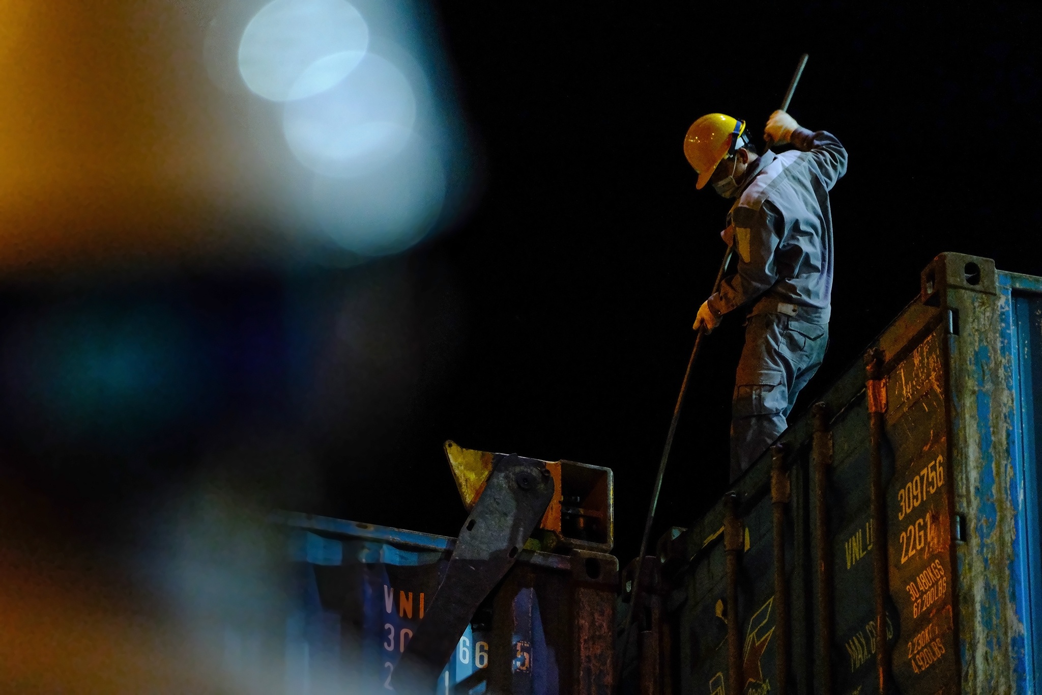 Tau container cap cang anh 6