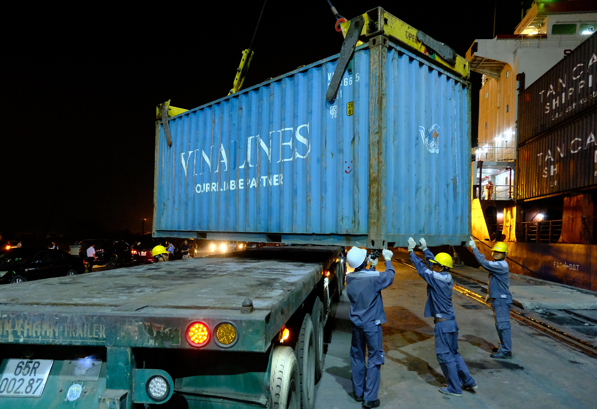 Cum cang Can Tho tai khoi dong don tau container tai trong lon hinh anh