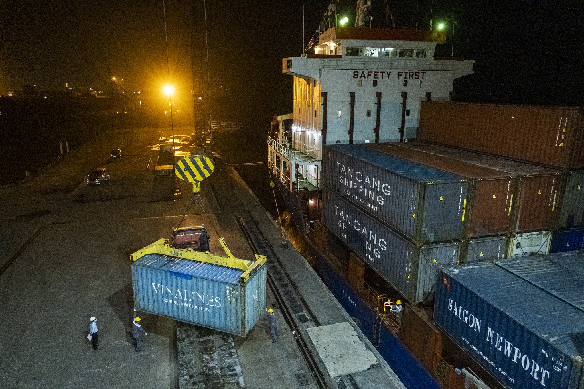 Tau container cap cang anh 7