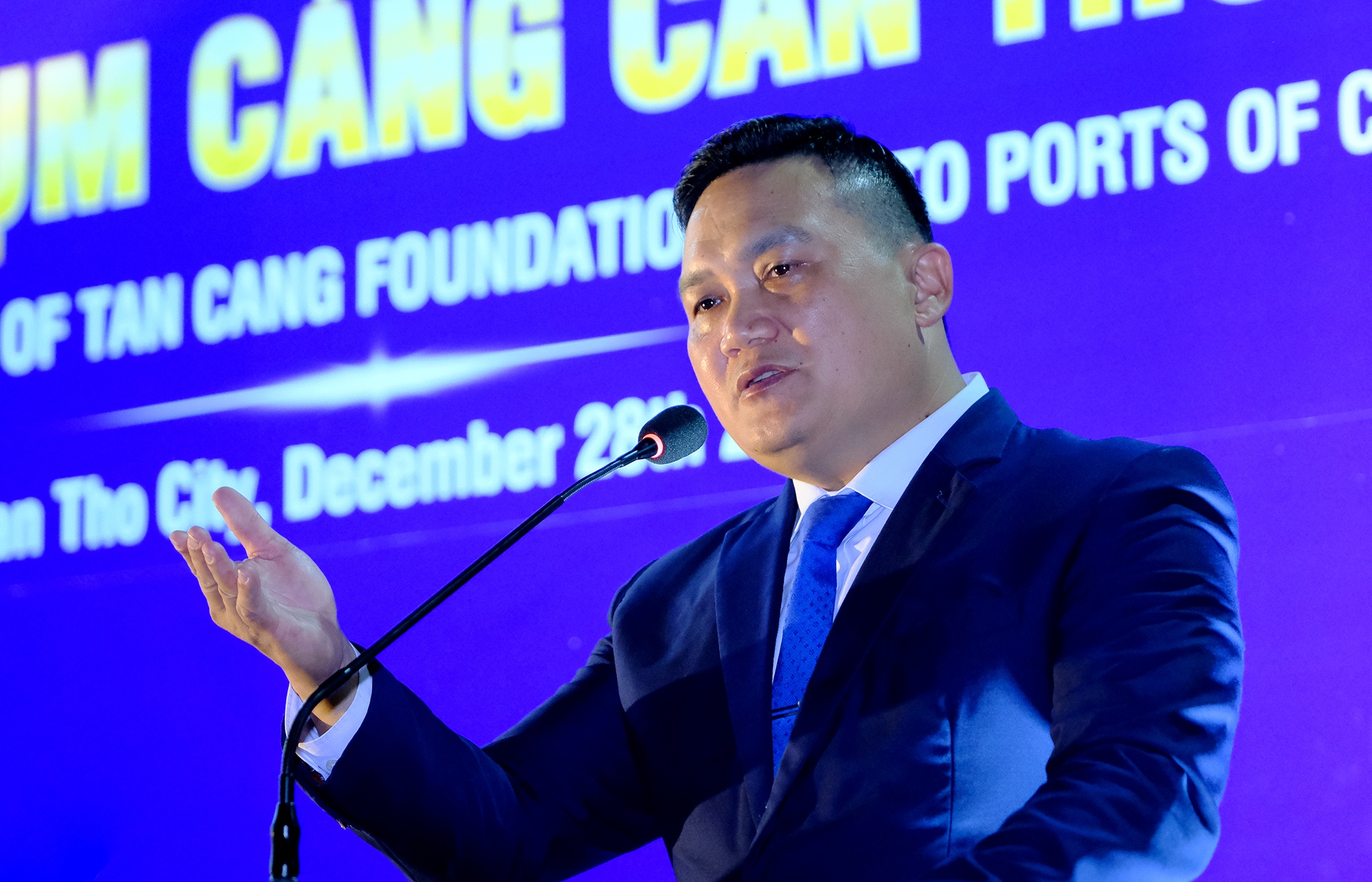 Tau container cap cang anh 4