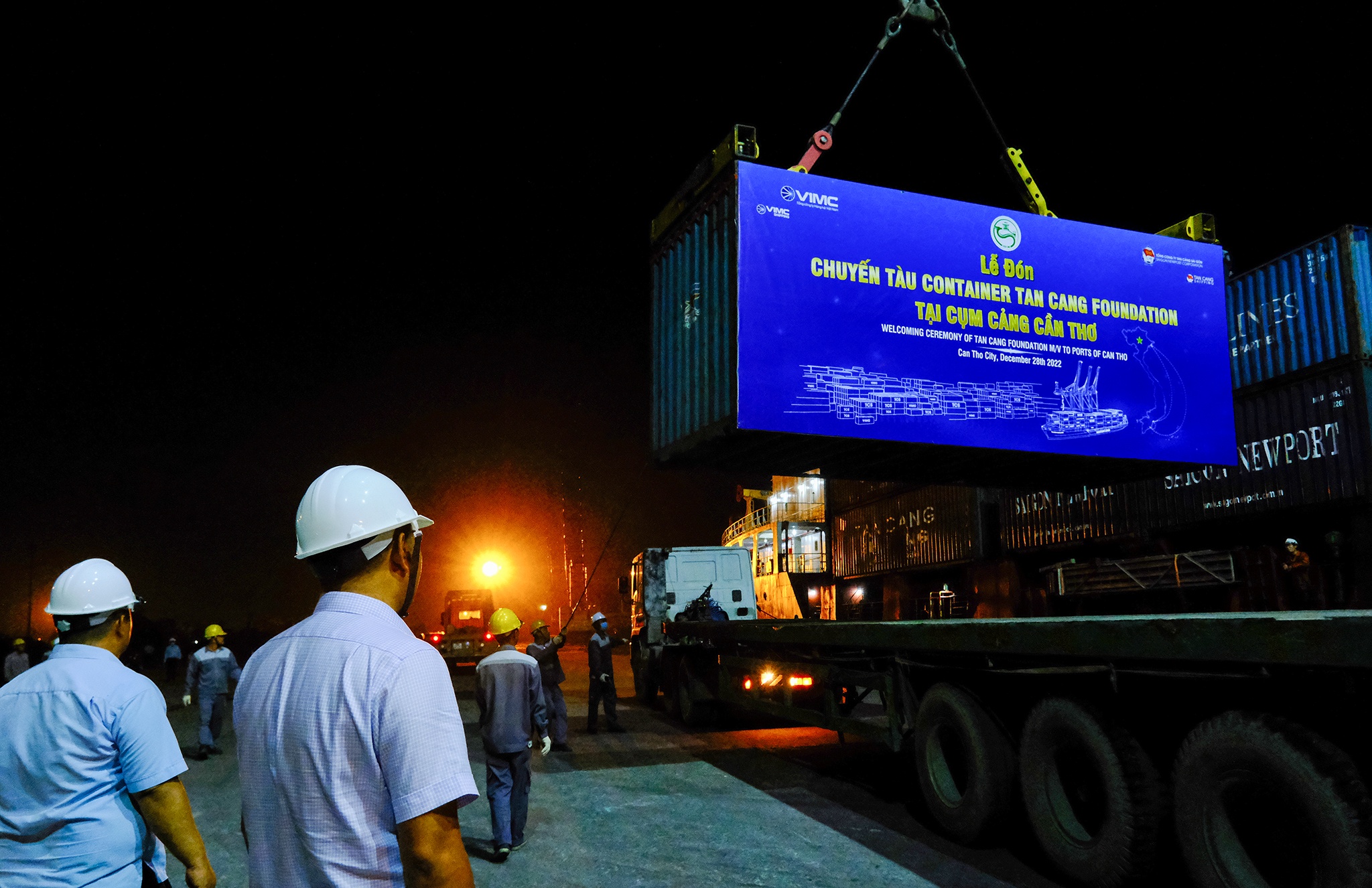 Tau container cap cang anh 3