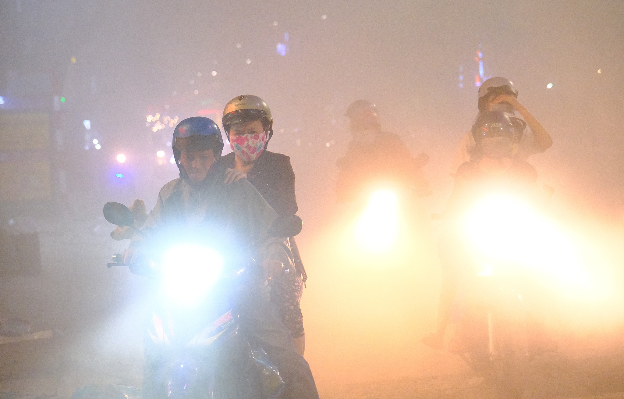 Nguoi dan TP Can Tho nham mat, bit mui bang qua con duong bui mu hinh anh