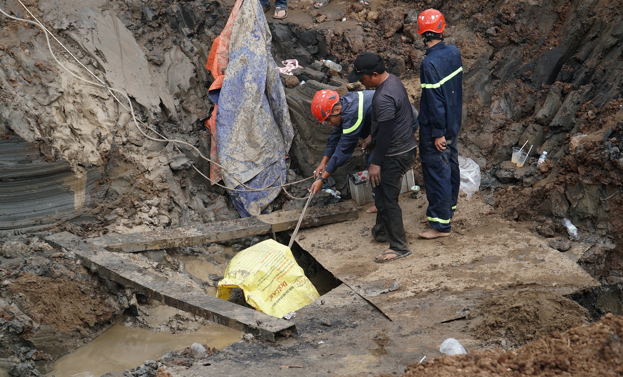 Xuyen dem cuu be trai bi lot vao ong coc be tong o Dong Thap hinh anh