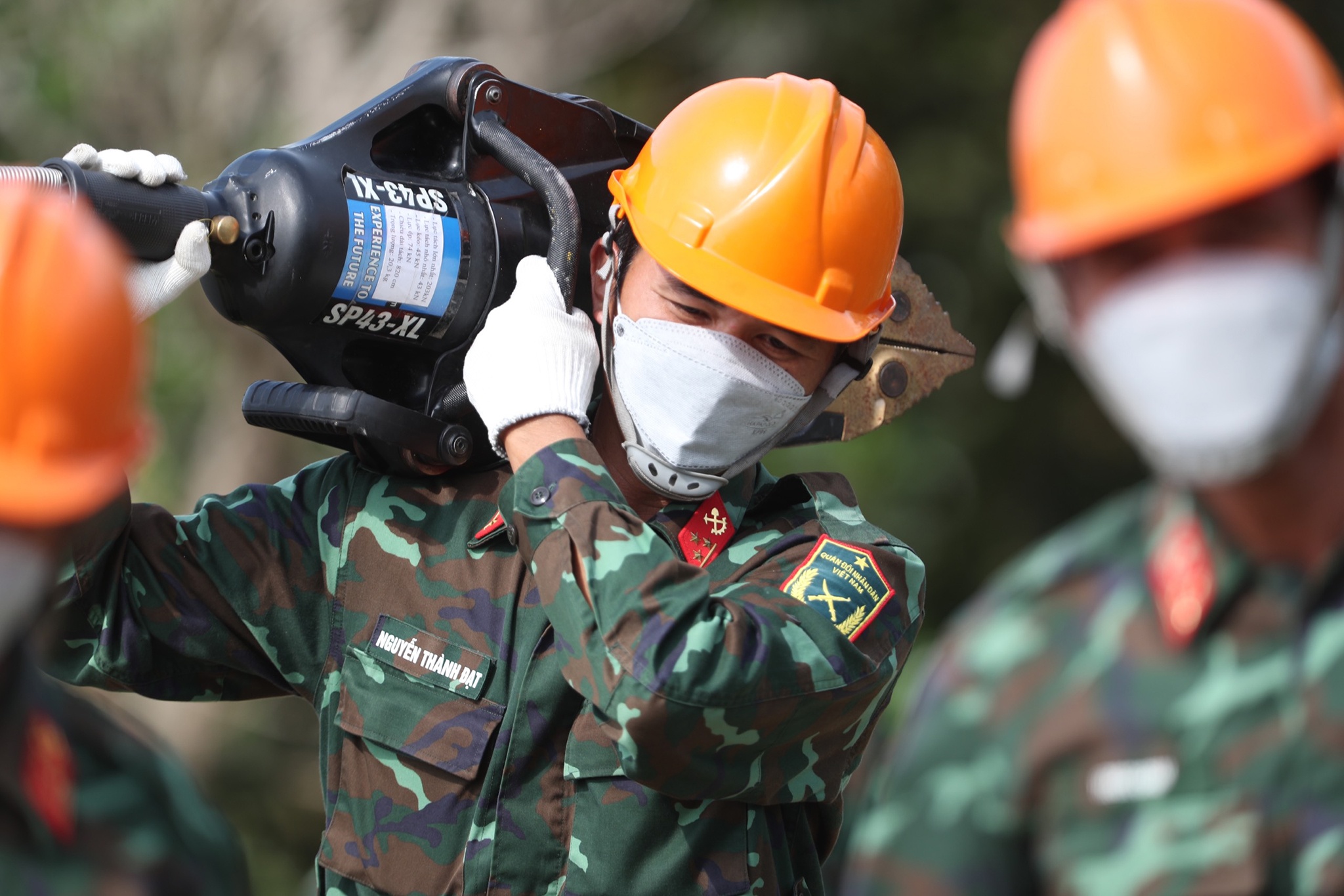 Dieu dong cong binh cuu be trai roi xuong ong coc be tong hinh anh