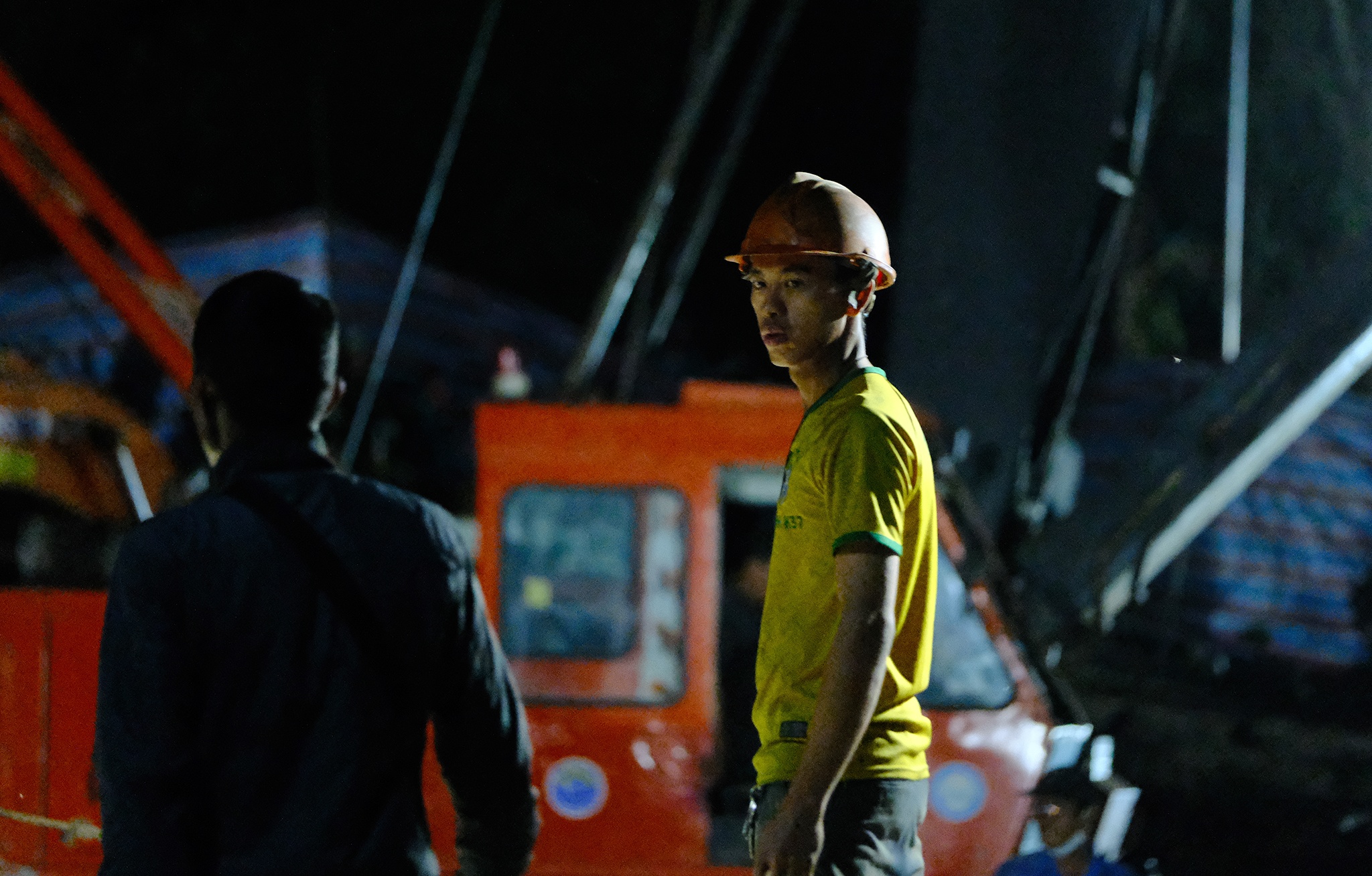 Tam ngung cuu ho be trai bi lot vao ong coc be tong hinh anh