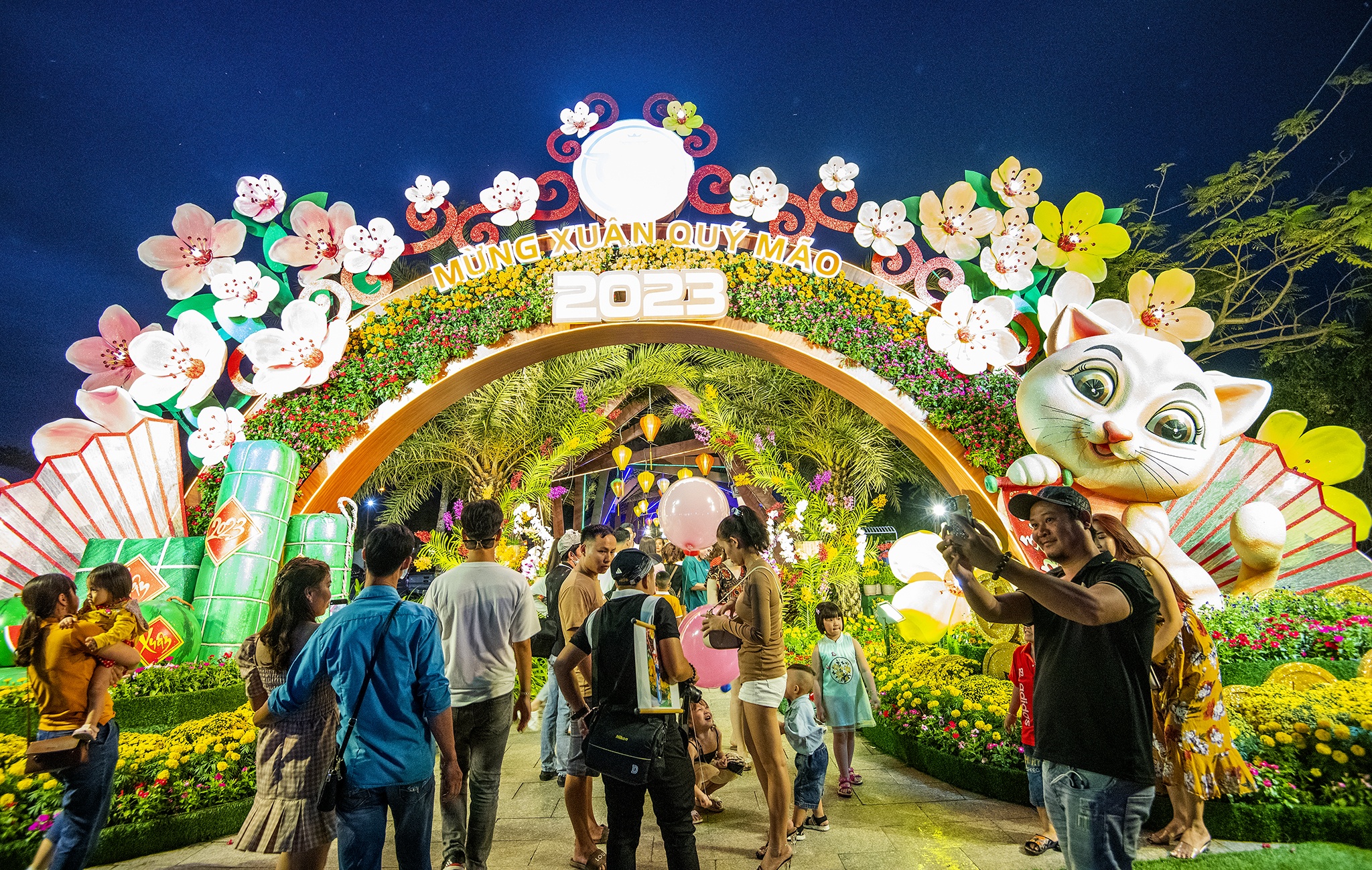 Vuon hoa xuan Can Tho dong nghit nguoi tham quan truoc Tet hinh anh