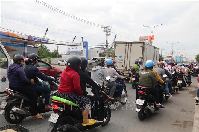 Un u keo dai tren cau Rach Mieu sang mung 2 Tet hinh anh