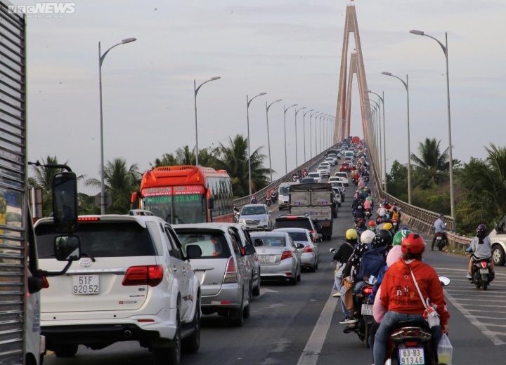 Cau Rach Mieu xa tram BOT chieu mung 5 Tet hinh anh