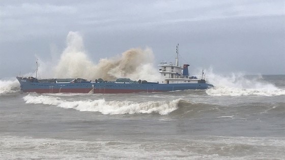 Ung pho nguy co tran dau do tau hang Hoang Gia 46 gap su co tren bien hinh anh