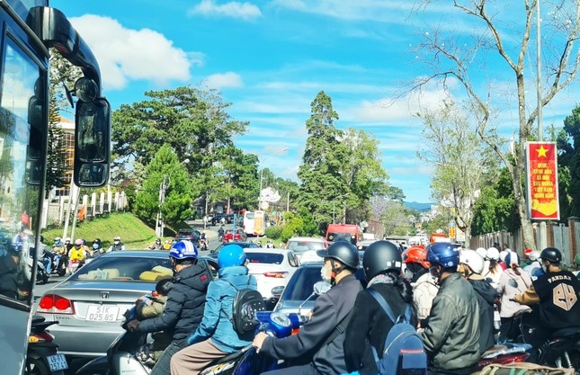 Du khach nuom nuop, Da Lat khuyen cao nen luu thong tren deo Mimosa hinh anh